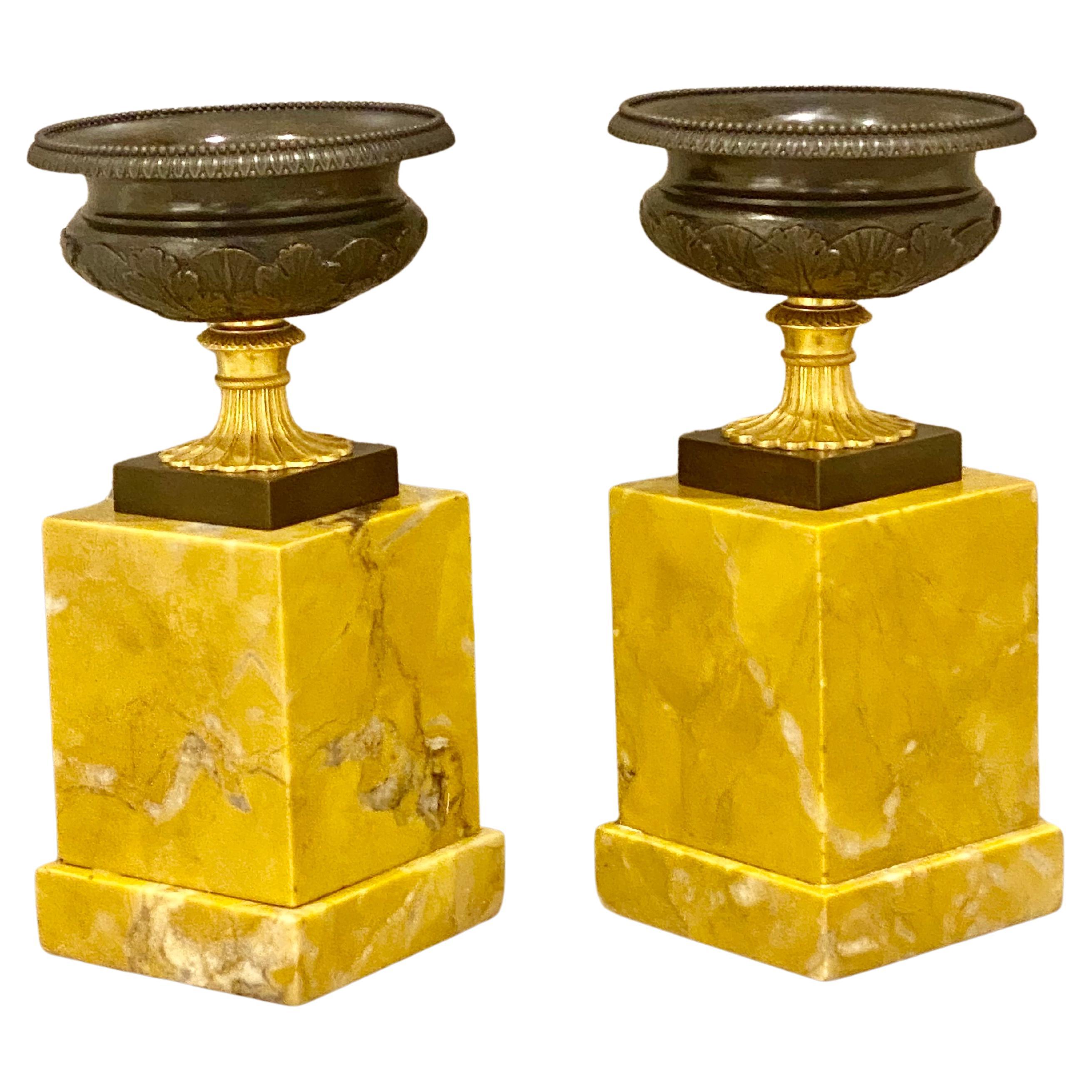 Une paire de Tazza en bronze de haute qualité, datant des années 1820.
Chacune avec un décor de perles et de feuilles sur les bols. Les bols tazza reposent sur des socles en marbre de Sienne, Ils sont fabriqués au début du 19ème siècle et sont en