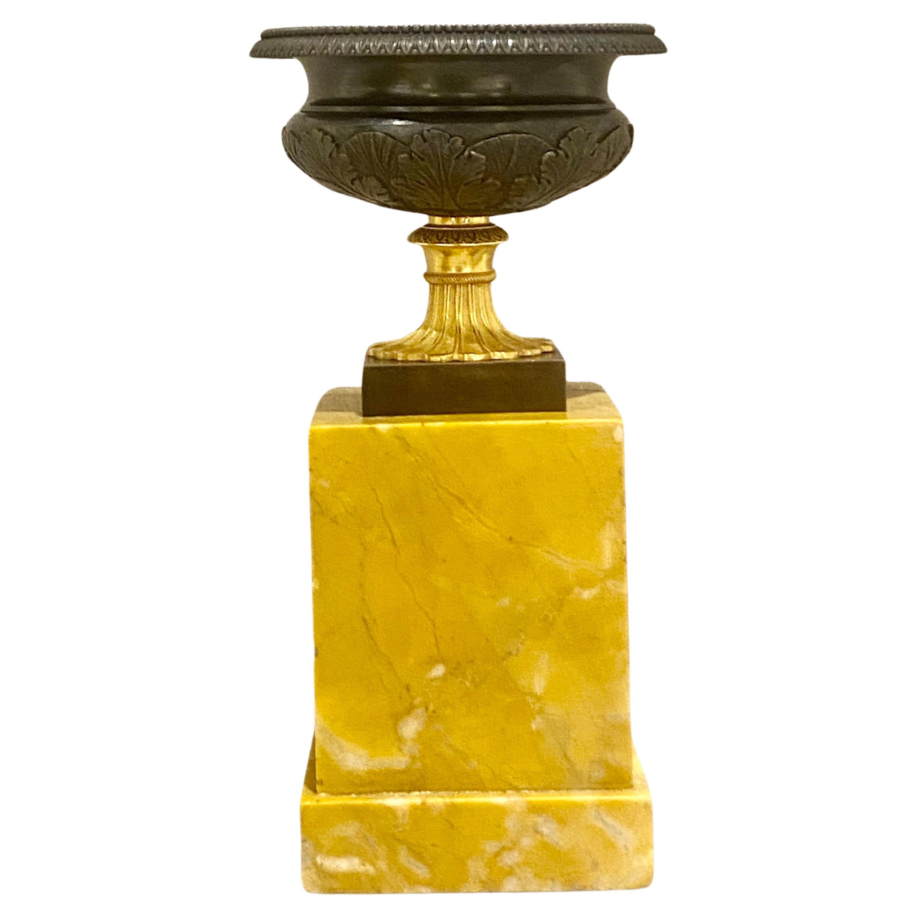 Britannique Paire de tazza de haute qualité de style Régence en bronze et marbre de Sienne, datant d'environ 1820 en vente