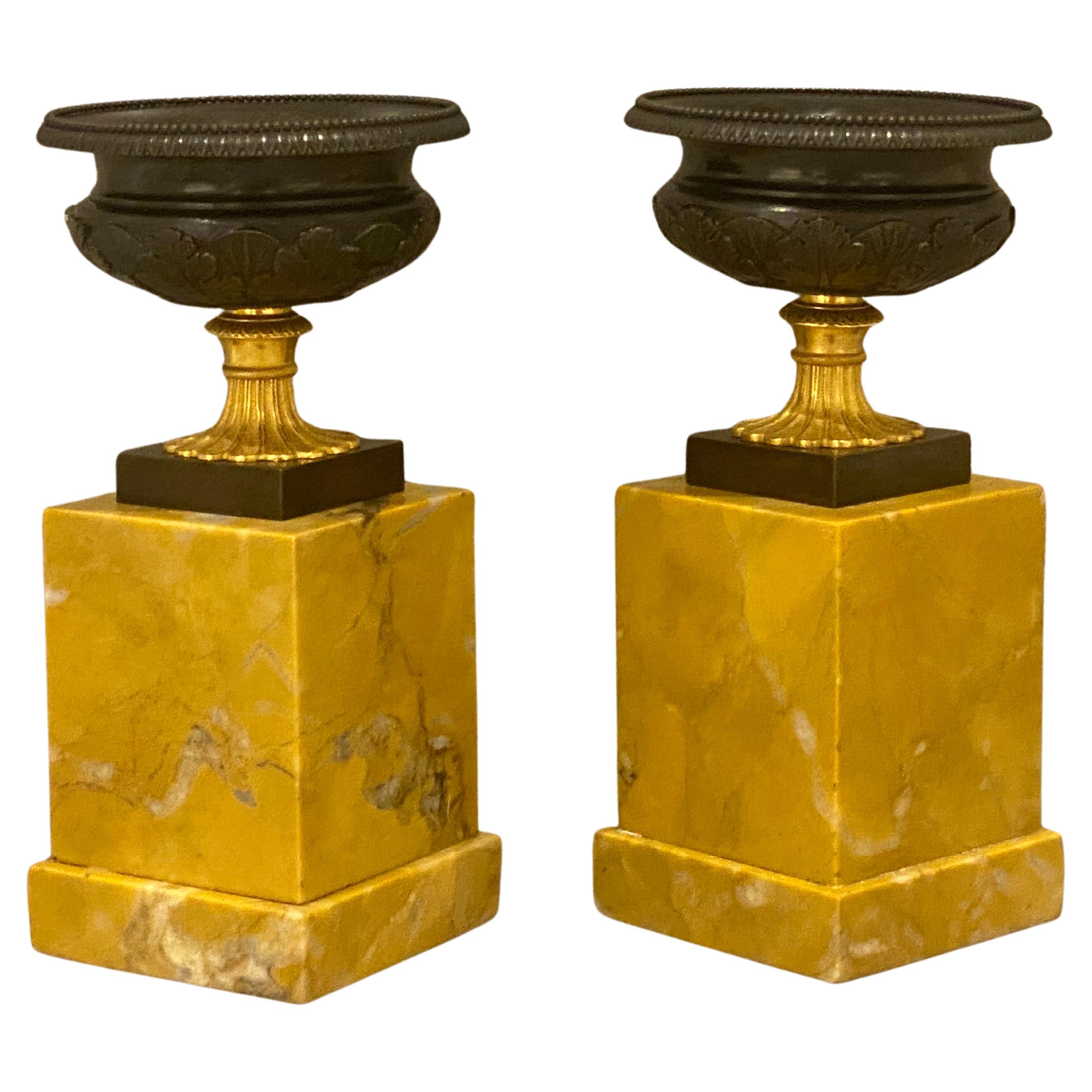 Paire de tazza de haute qualité de style Régence en bronze et marbre de Sienne, datant d'environ 1820 Excellent état - En vente à London, GB