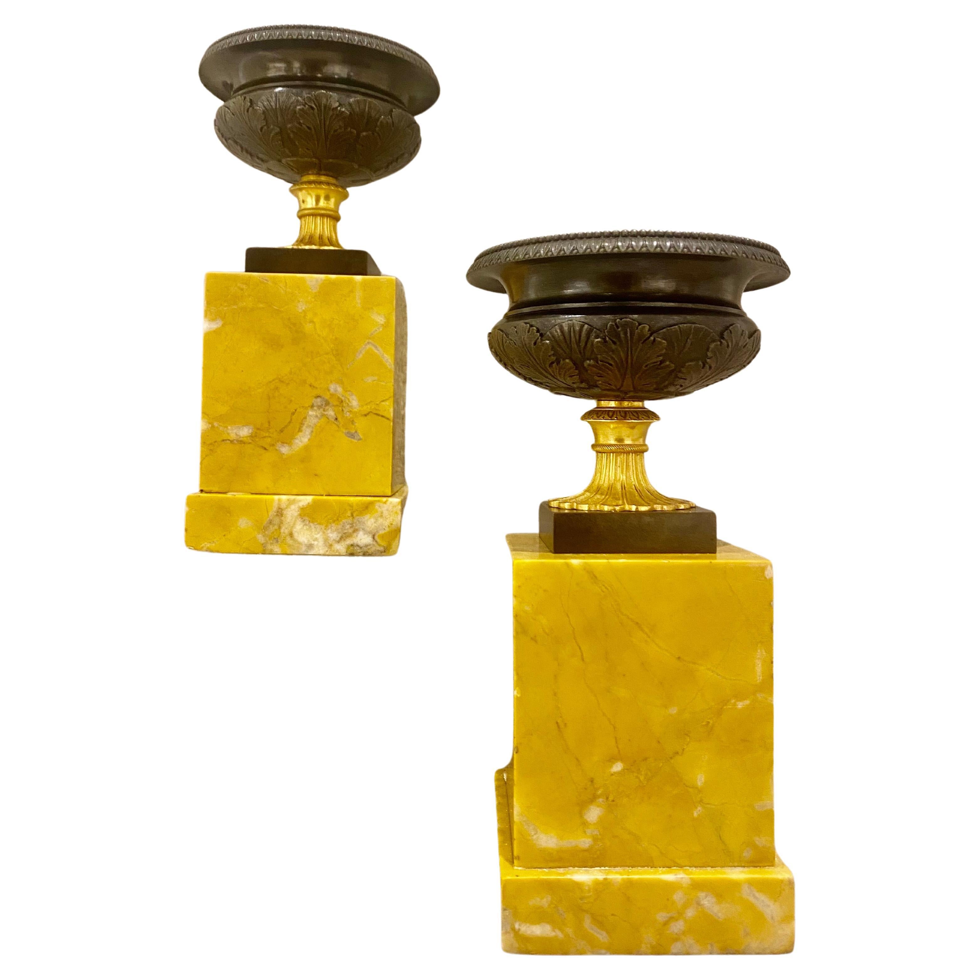 Début du XIXe siècle Paire de tazza de haute qualité de style Régence en bronze et marbre de Sienne, datant d'environ 1820 en vente