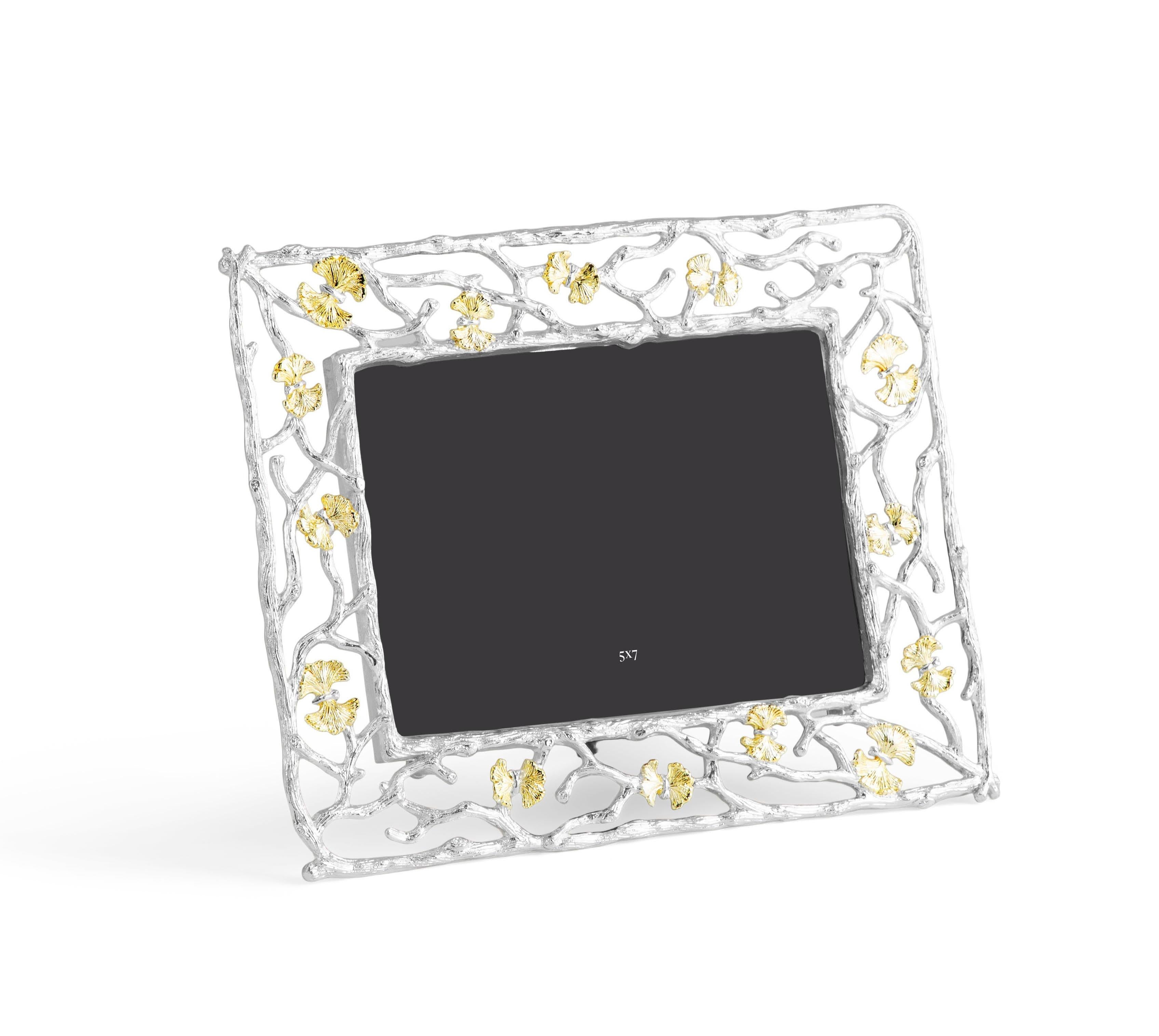 Marco de fotos contemporáneo de alta calidad con motivo de ginkgo y mariposa en metal plateado y dorado.

Añade un toque de belleza botánica a la decoración de tu hogar con este marco de fotos de exquisito diseño. El marco está adornado con un
