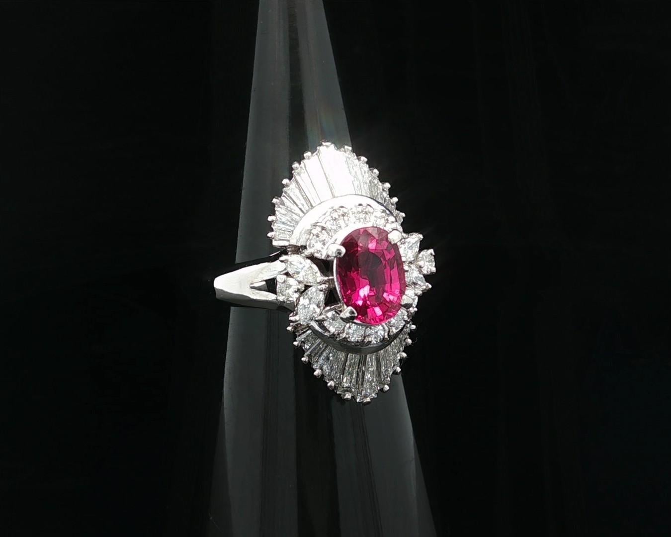 Anello di alta qualità in platino con rubino e diamante GIA da 3,20 ct. in vendita 1