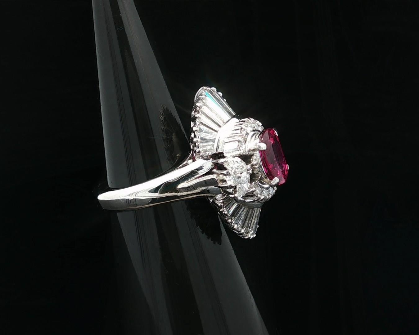 Anello di alta qualità in platino con rubino e diamante GIA da 3,20 ct. in vendita 2