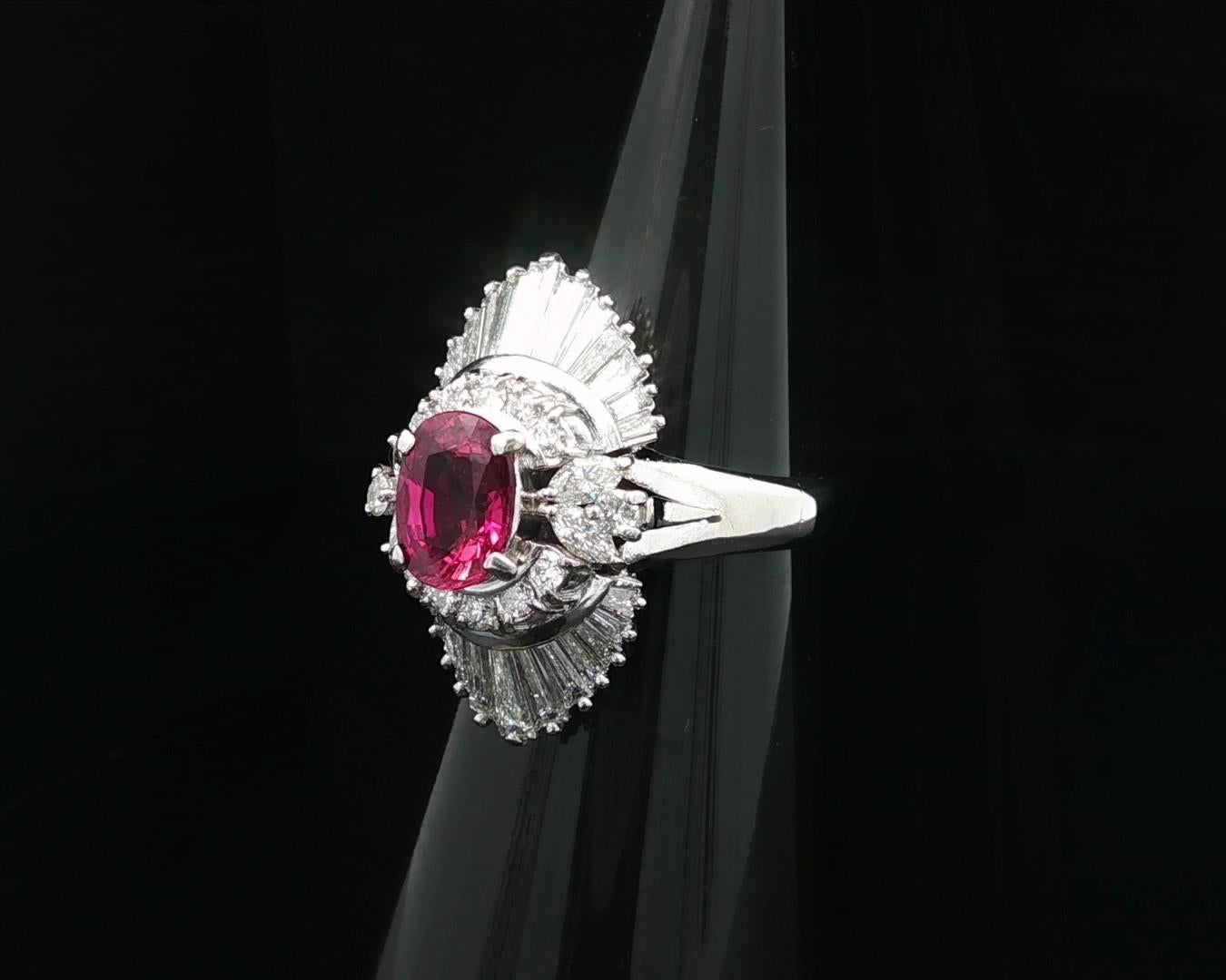 Anello di alta qualità in platino con rubino e diamante GIA da 3,20 ct. in vendita 3