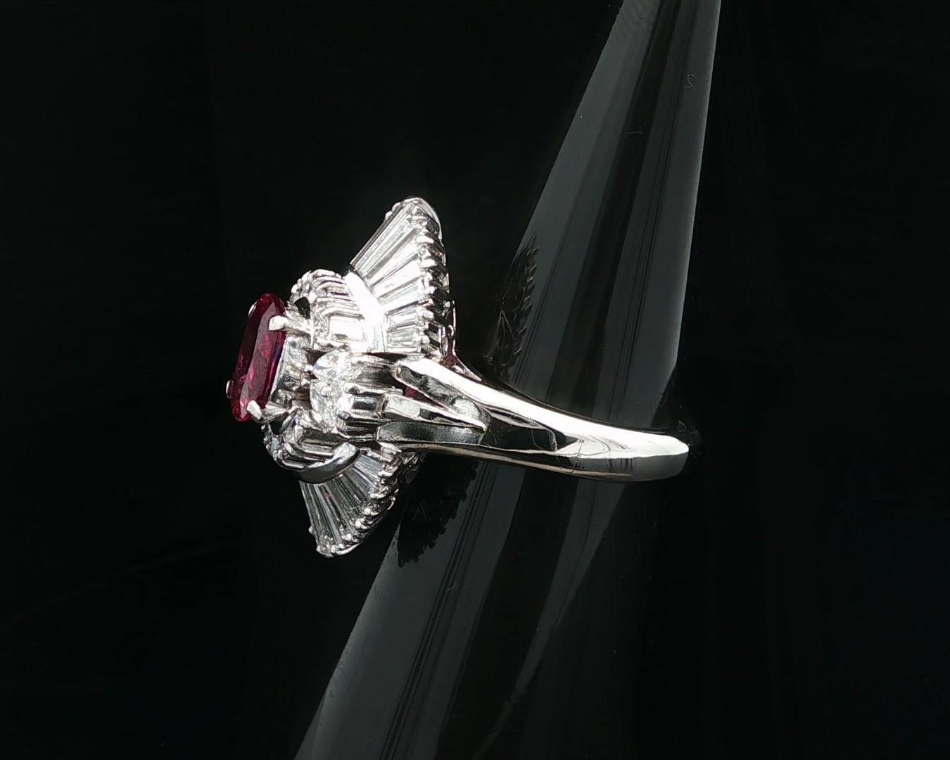 Anello di alta qualità in platino con rubino e diamante GIA da 3,20 ct. in vendita 4