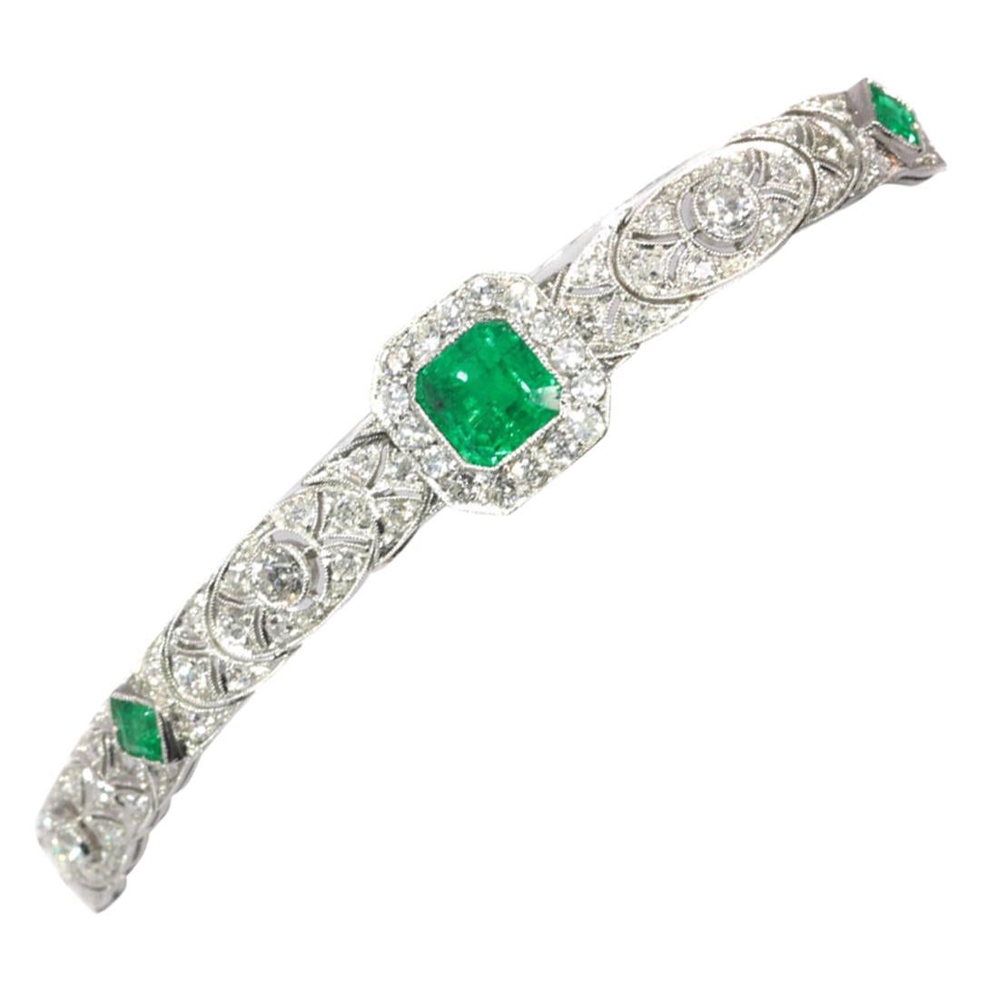 High Quality Platinum Art Deco Bracelet with 140 Diamonds and Natural Emeralds For Sale