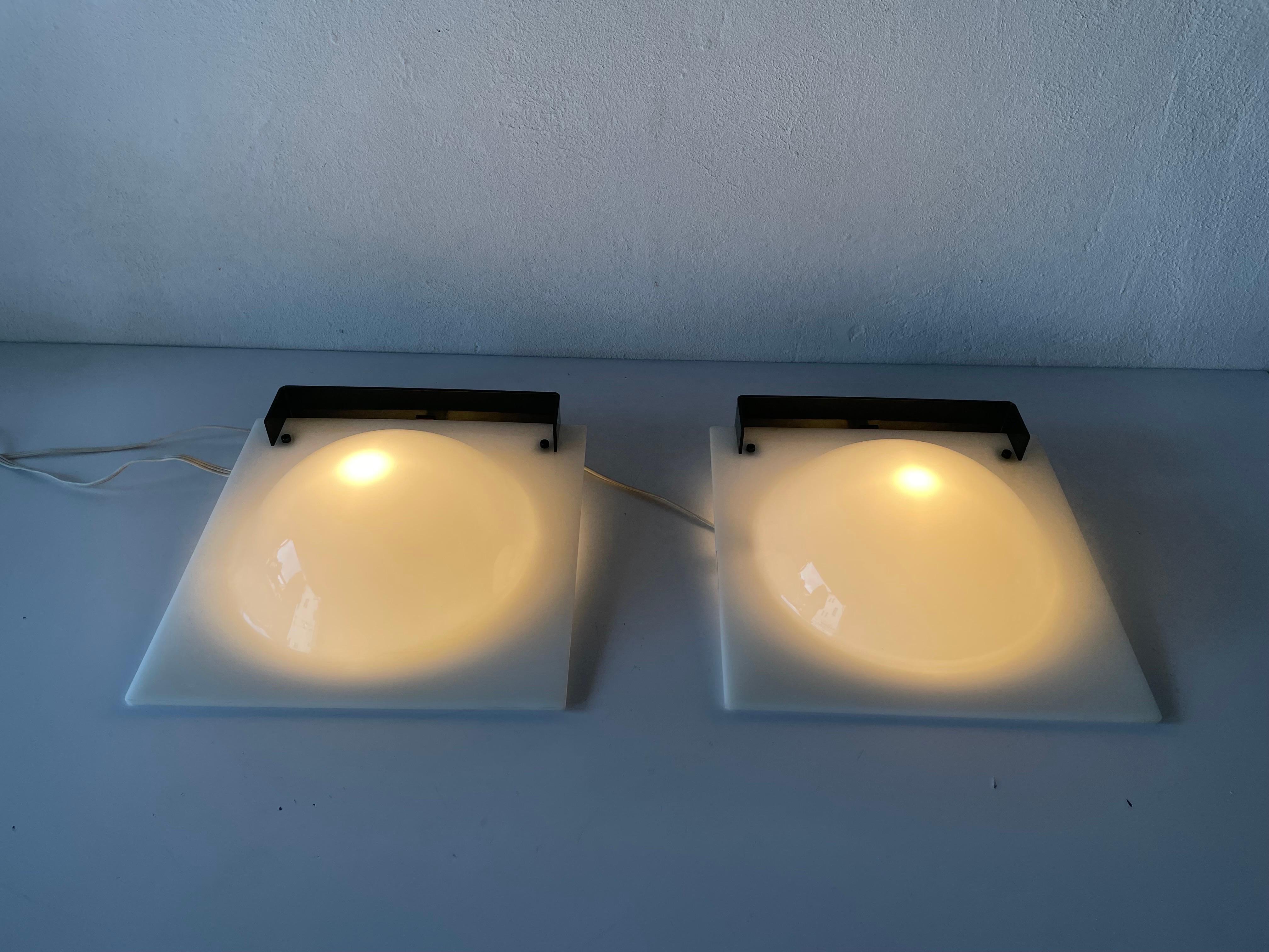 High Quality Plexiglass Bubble Design Pair of Wall Lamps, 1960s, Italy For Sale 4