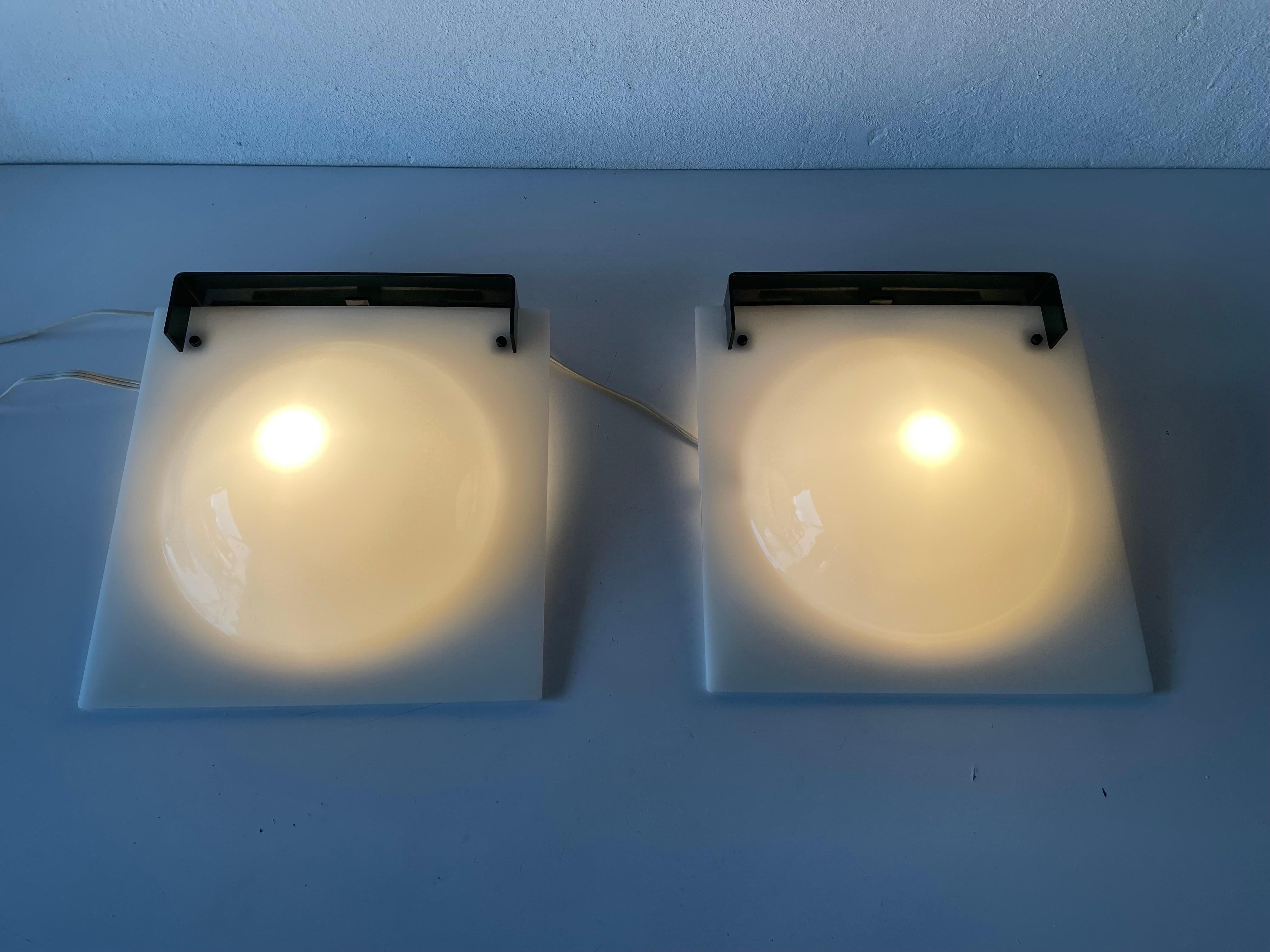High Quality Plexiglass Bubble Design Pair of Wall Lamps, 1960s, Italy For Sale 5