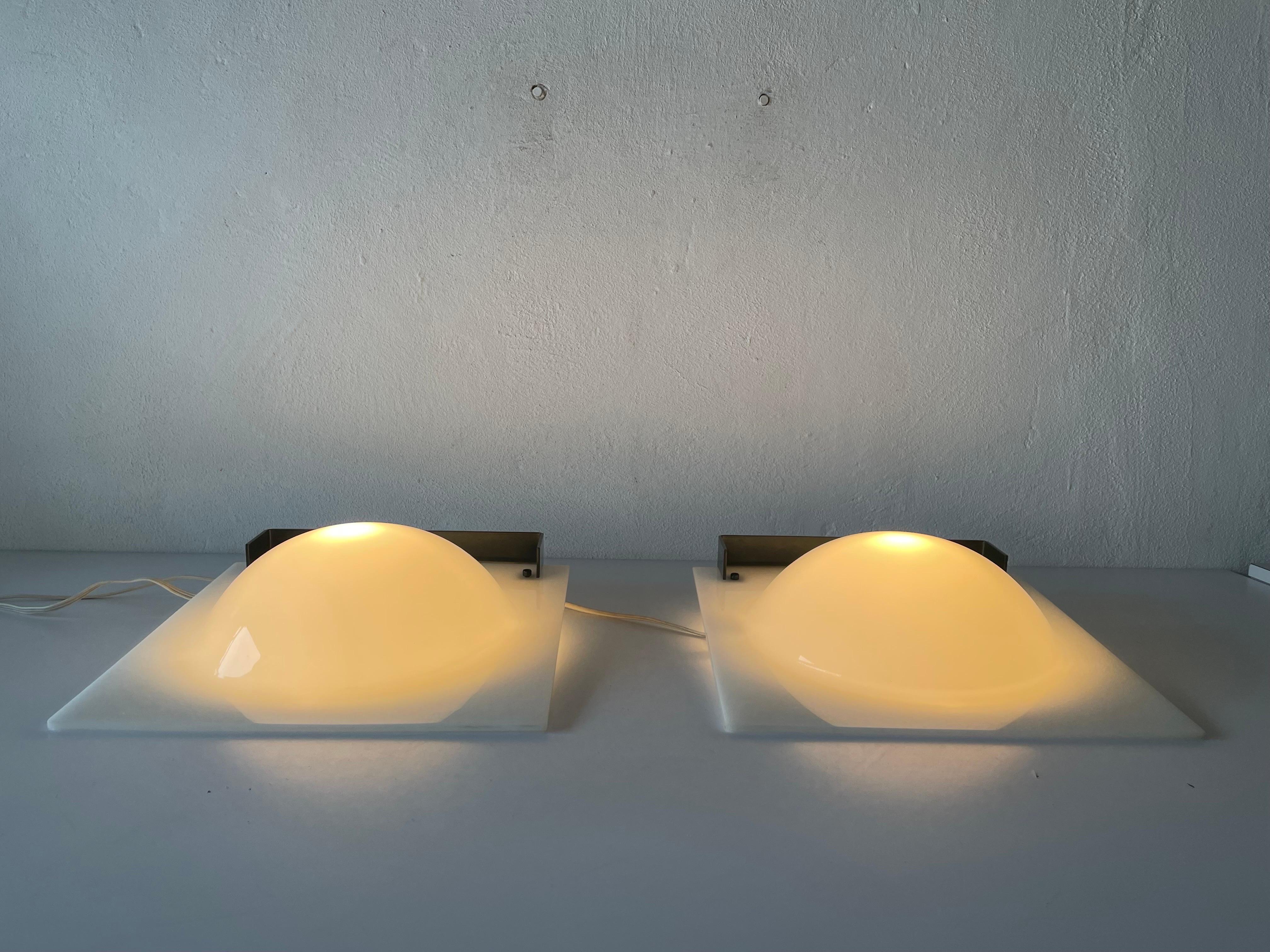 High Quality Plexiglass Bubble Design Pair of Wall Lamps, 1960s, Italy For Sale 6