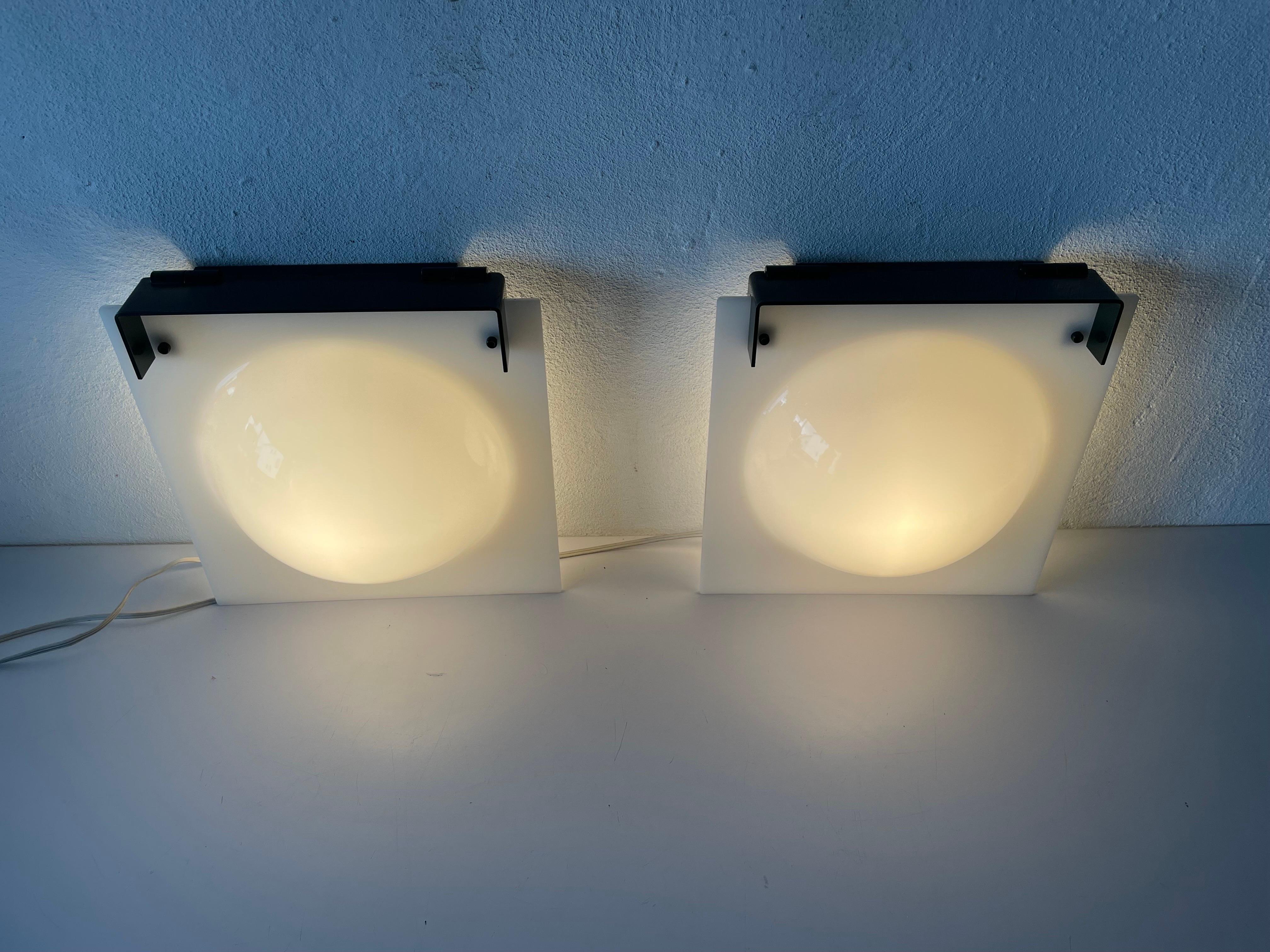 High Quality Plexiglass Bubble Design Pair of Wall Lamps, 1960s, Italy For Sale 7