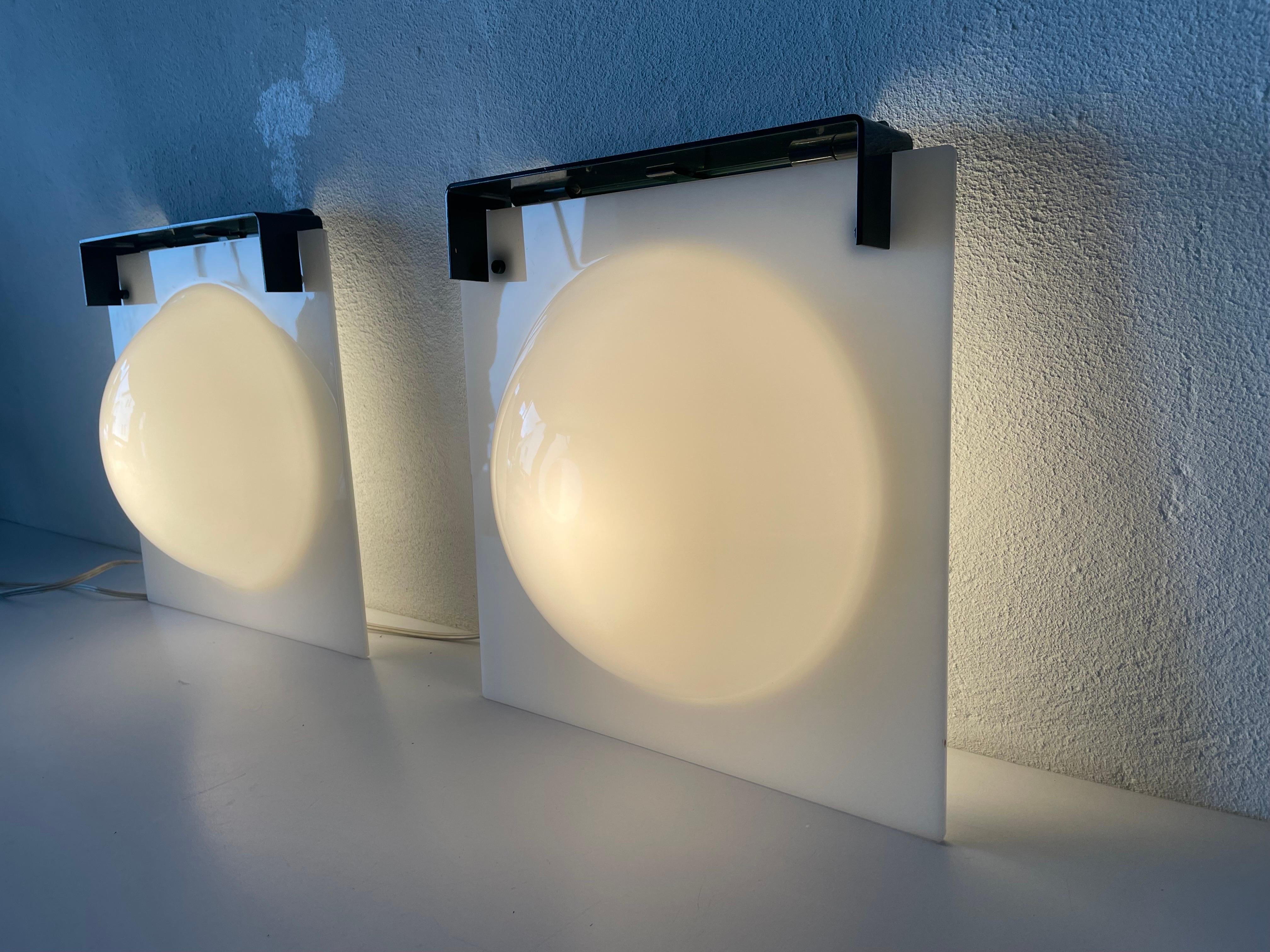 High Quality Plexiglass Bubble Design Pair of Wall Lamps, 1960s, Italy For Sale 8