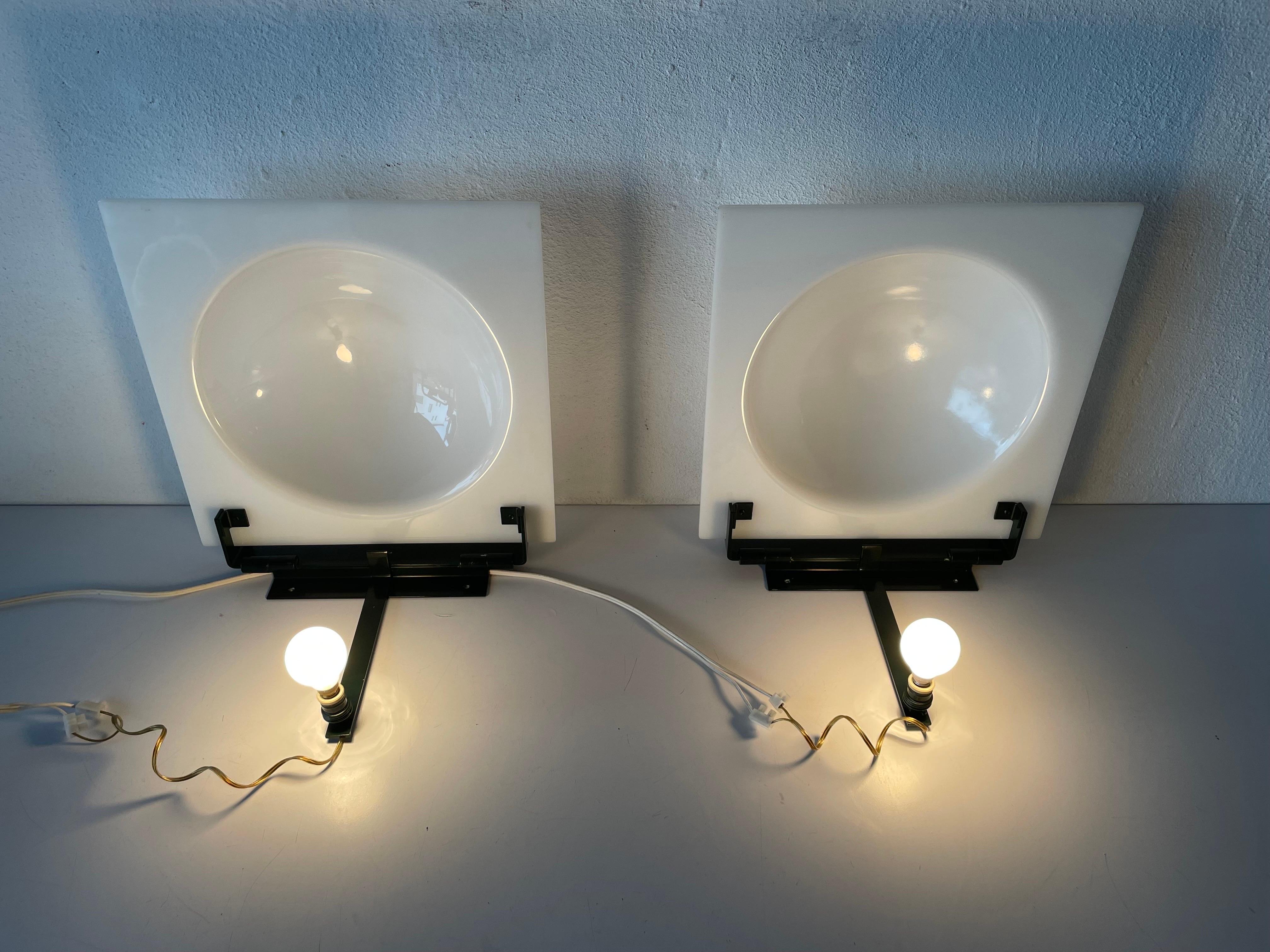 High Quality Plexiglass Bubble Design Pair of Wall Lamps, 1960s, Italy For Sale 10
