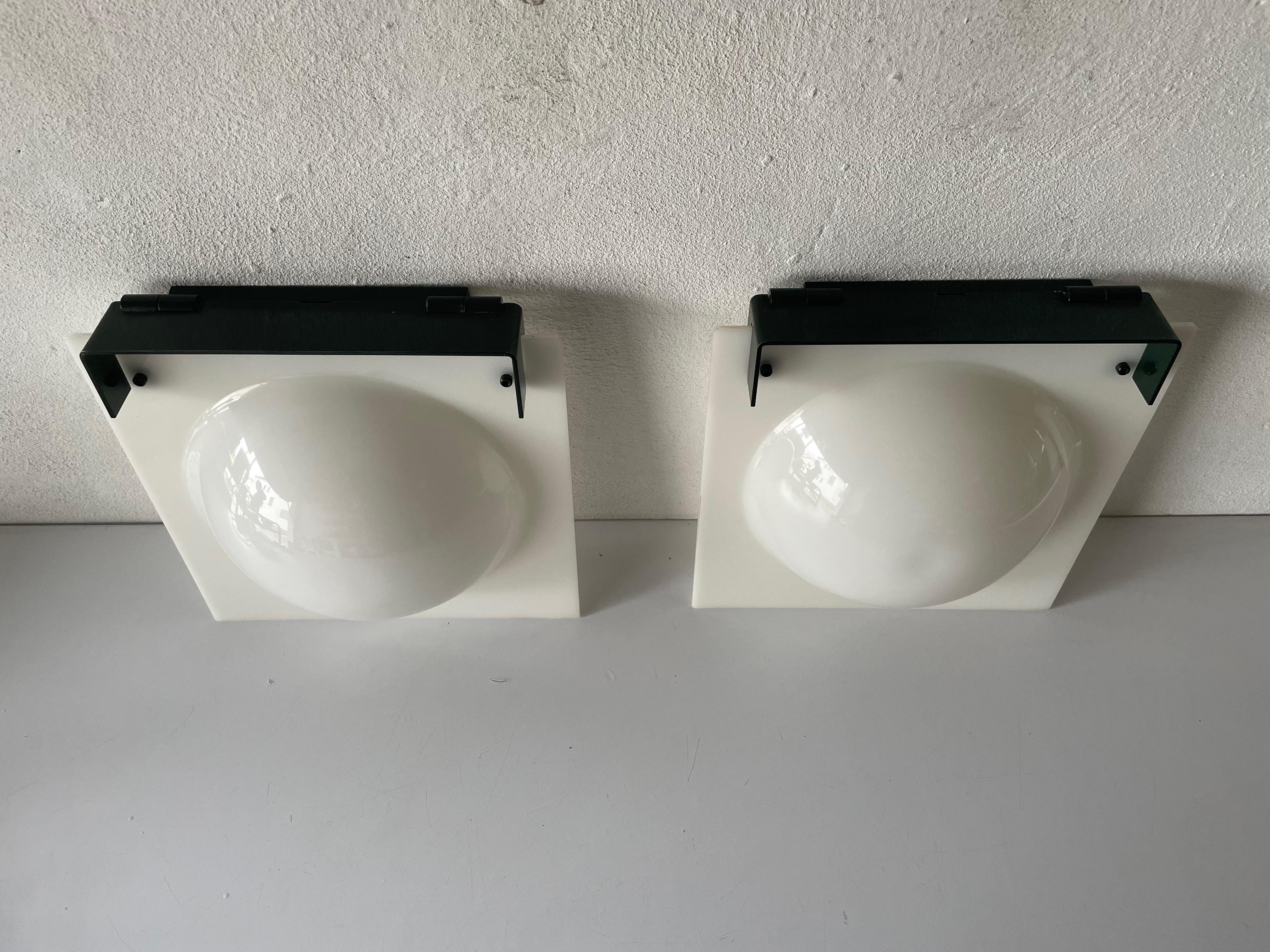 Mid-20th Century High Quality Plexiglass Bubble Design Pair of Wall Lamps, 1960s, Italy For Sale