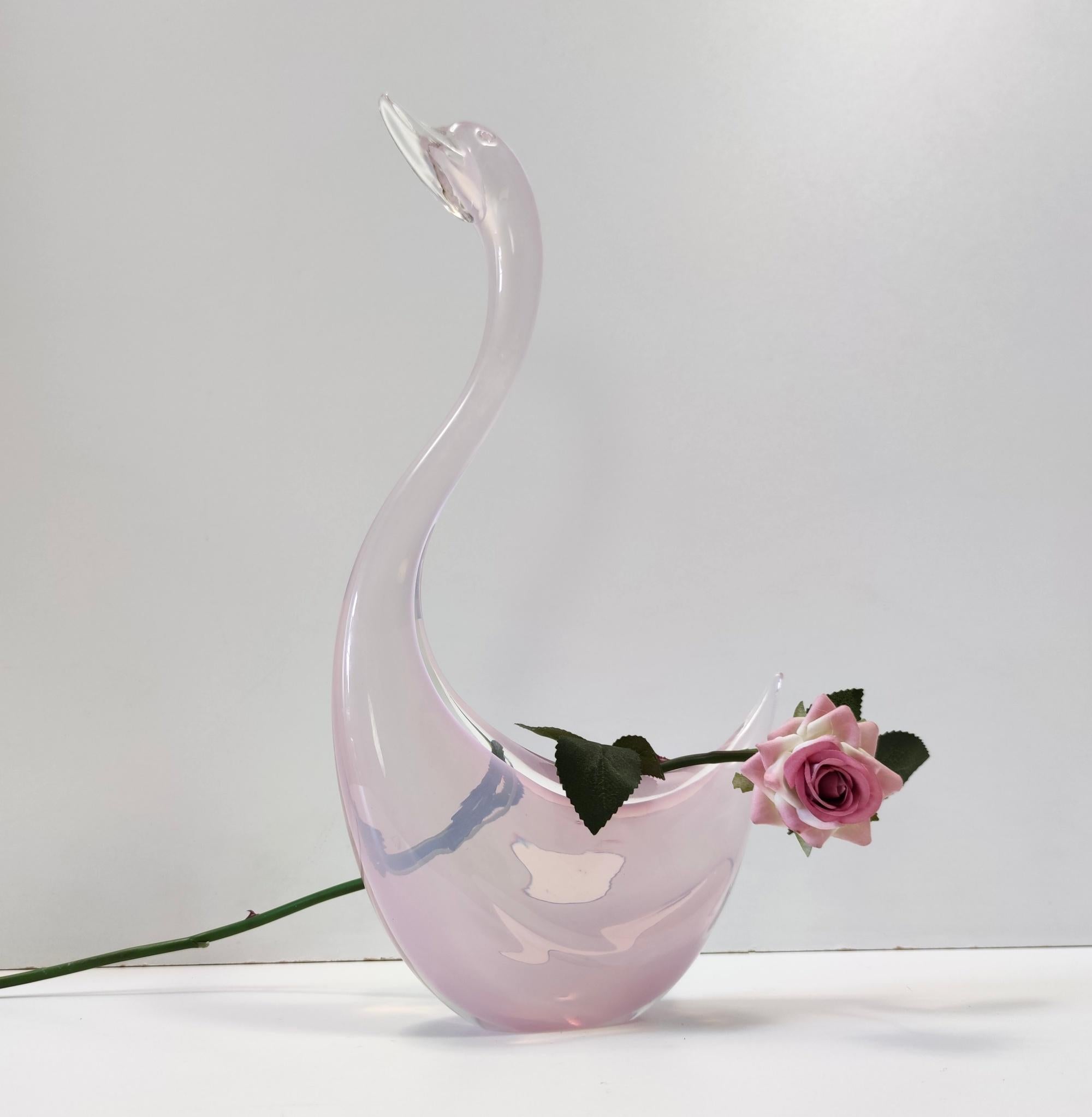 Postmoderne Verre de Murano Sommerso rose en forme de cygne postmoderne de haute qualité par Elio Raffaeli, Italie en vente