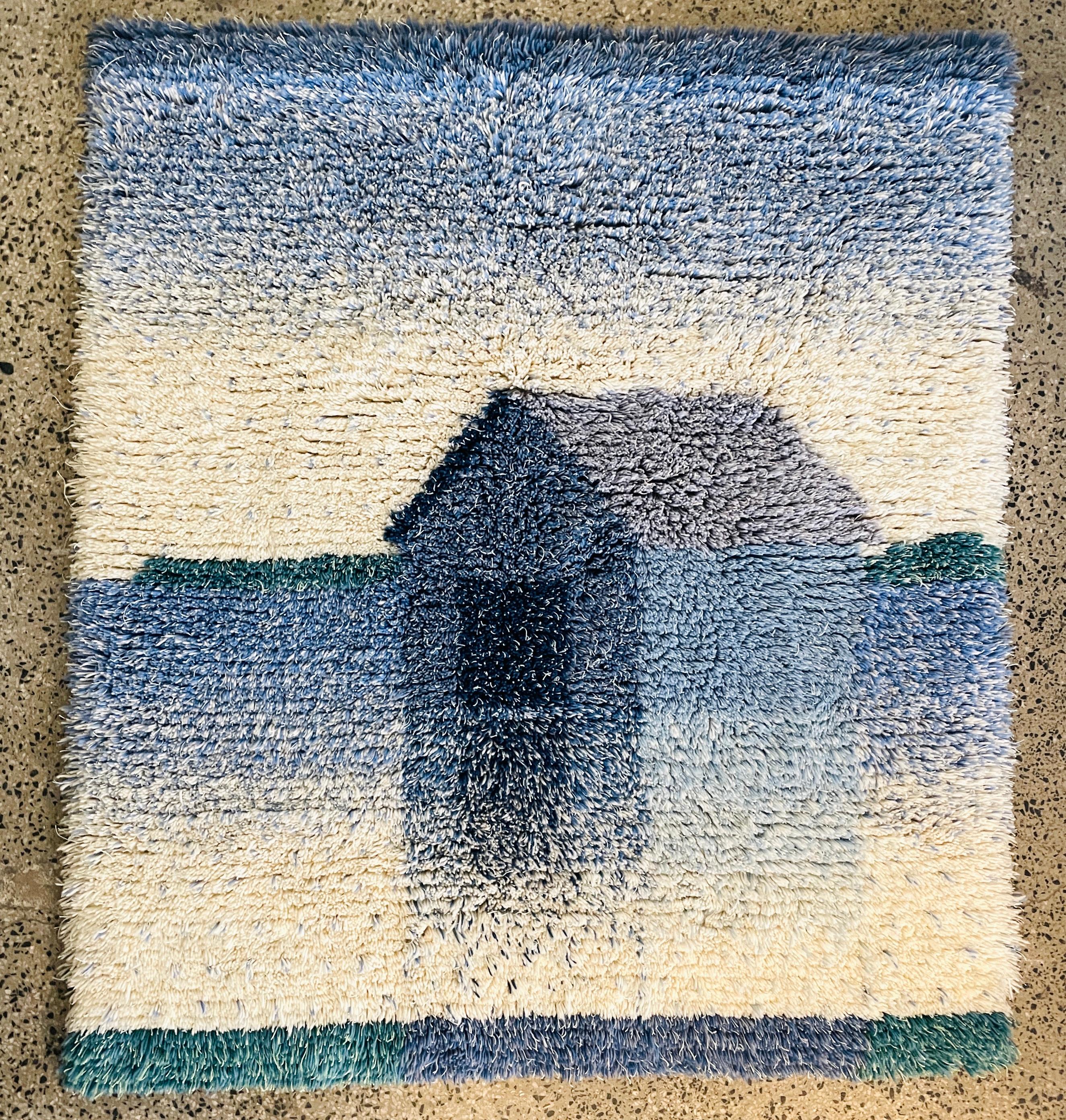 Schöner, hochwertiger Wandteppich aus den 1960er Jahren. Handgeknüpft aus 100% Wolle. 
Dieser dicke Langflor-Wandteppich schafft eine harmonische und natürliche Atmosphäre im Raum. Hergestellt in Finnland.

Länge: 130cm / 51in
Breite: 112cm /