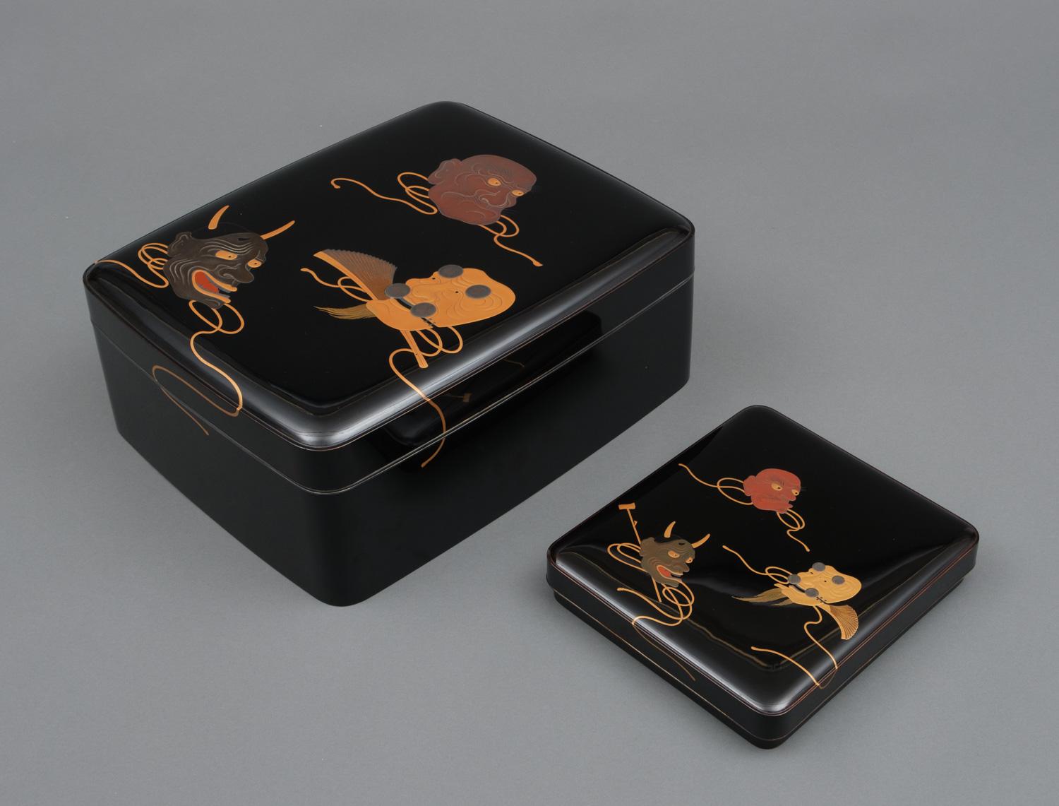 A rare and high quality set of two Japanese lacquer boxes by Nakamura Sotetsu X (1862-1926), dated 1922 (Taishô period).

Consisting of a suzuribako (writing box) and a ryôshibako (document box), the covers finely lacquered in takamaki-e, depicting