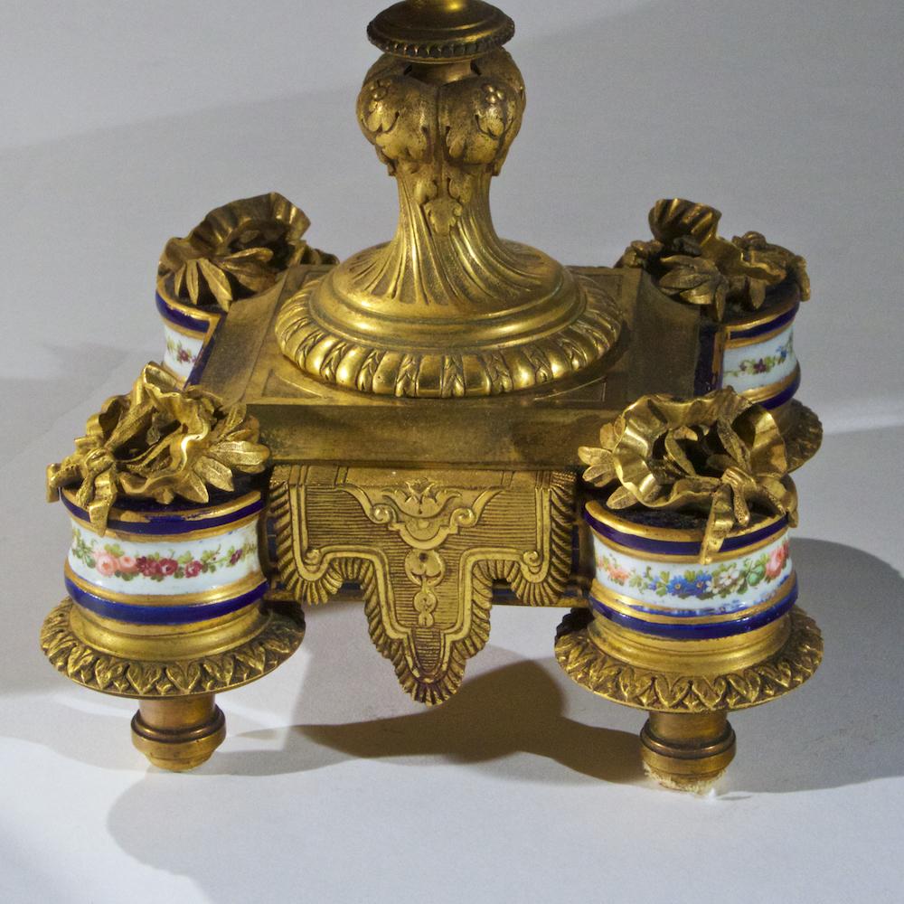 Dreiteilige hochwertige Porzellangarnituren im Svres-Stil mit Goldbronze-Montierung im Zustand „Gut“ im Angebot in New York, NY