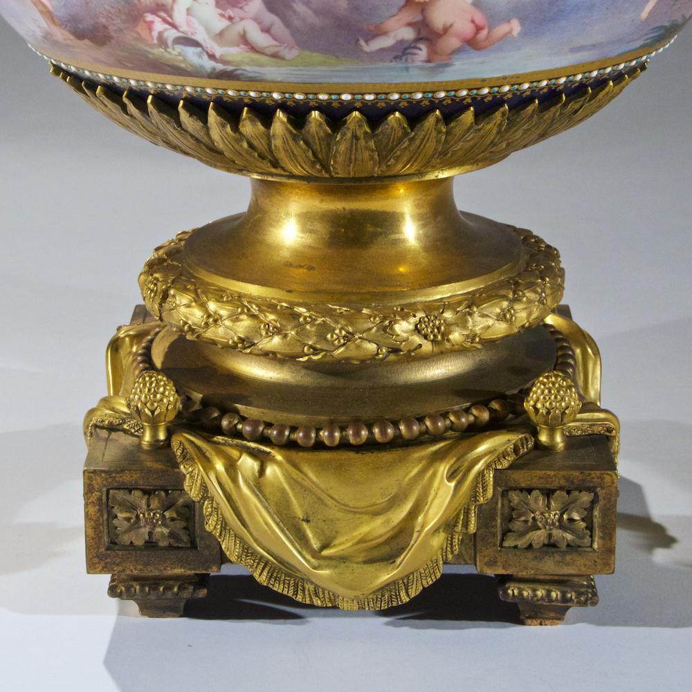 Dreiteilige hochwertige Porzellangarnituren im Svres-Stil mit Goldbronze-Montierung (19. Jahrhundert) im Angebot