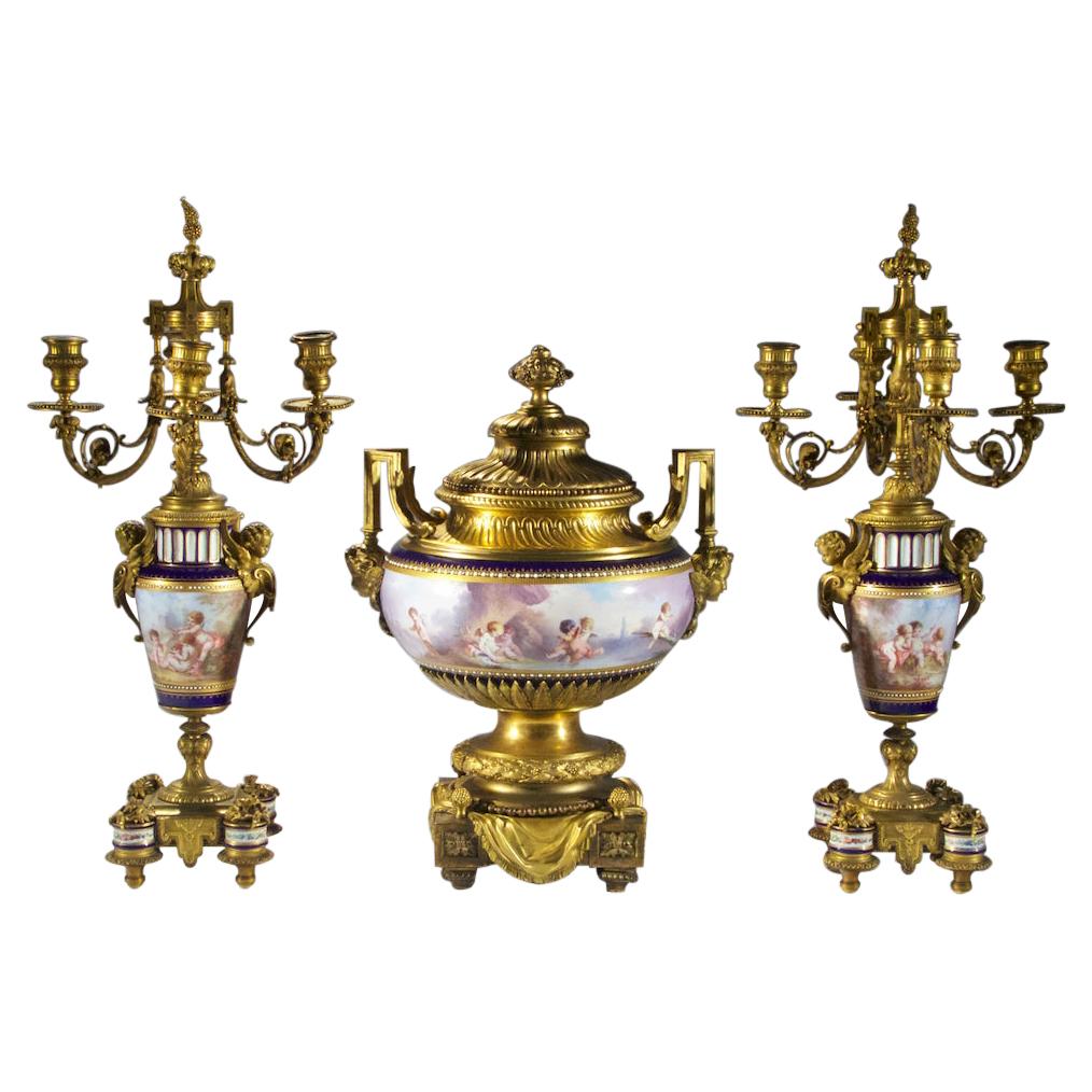 Garniture de trois pièces en porcelaine de style Svres de haute qualité montée en bronze doré