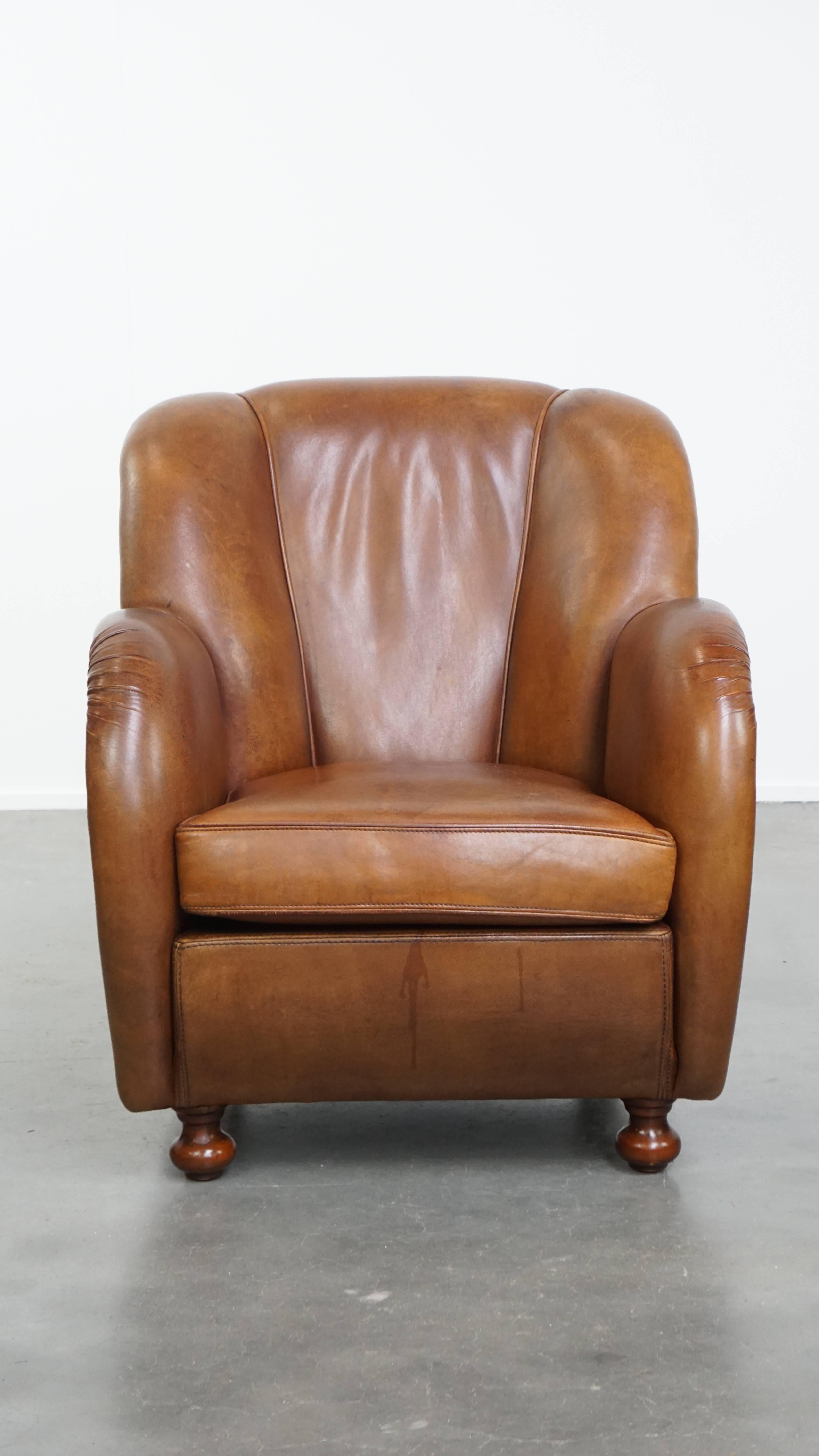 Angeboten wird hier dieser erstaunliche und einzigartige Design-Sessel aus hochwertigem Schafsleder mit einer eleganten Form. Ein wahrer Fund für Designliebhaber! Dieser zeitlose und außergewöhnliche Sessel ist aus hochwertigem Schafsleder gefertigt
