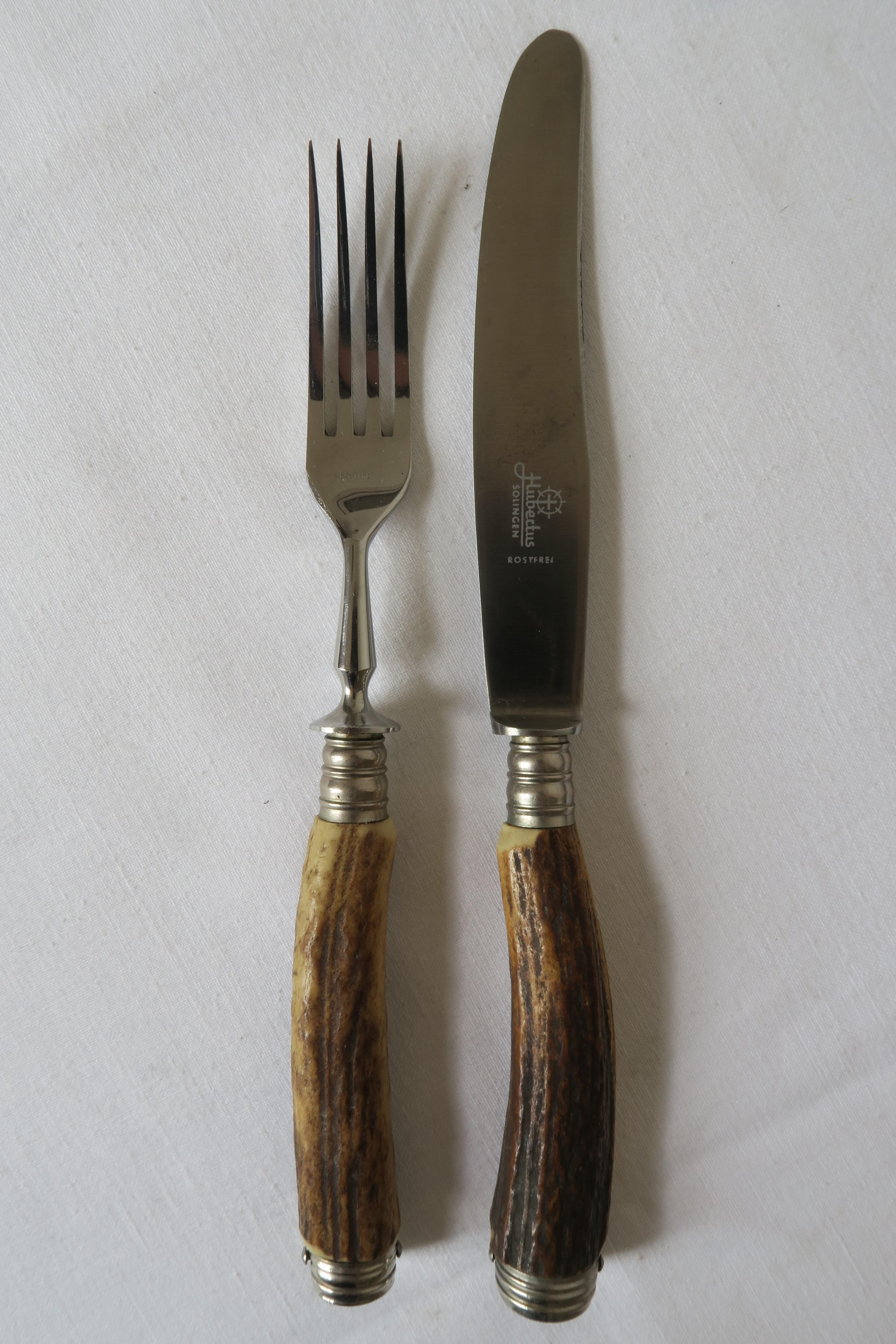 On sale is a set of tableware for six persons. In addition to the set you will receive a pair of large meat cutlery in the same design. All cutlery is crafted in the same style from stainless steel and stag horns as handles. The natural horn has