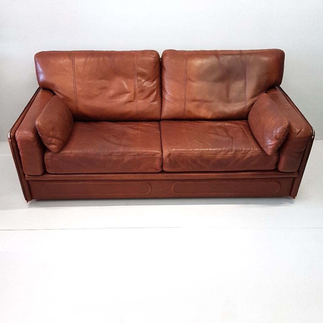High quality thick cognac leather sofa model Miami by Baxter, 1993.
With brass details.
Italian design.
Complete and original.

Very good vintage condition - no defects, but it may show slight traces of use.
With beautiful patina.

Measures: