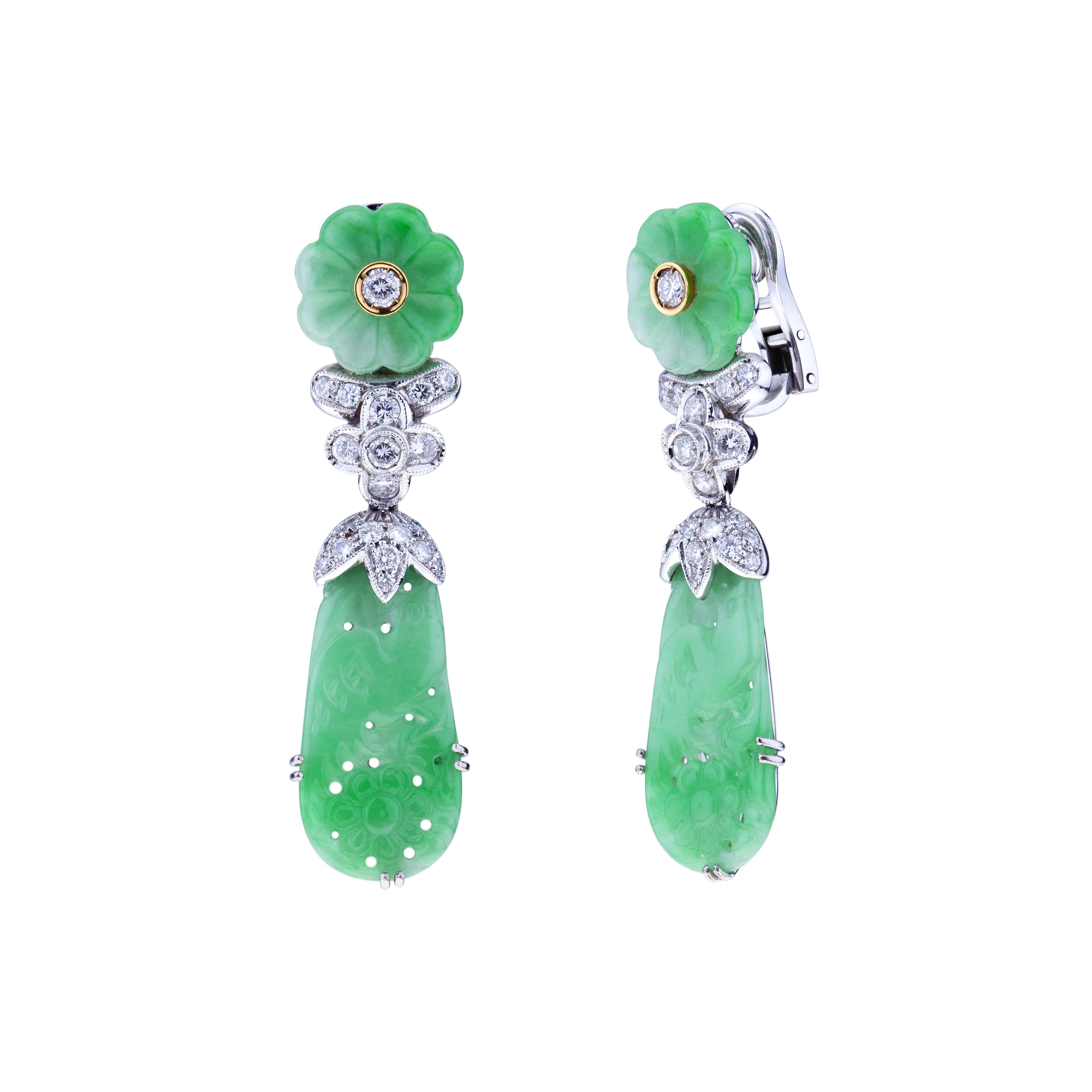 Hochwertige durchsichtige handgeschnitzte Jade-Ohrringe mit Diamanten.
Der Zauber der Jade dieser Ohrringe liegt darin, dass sie durchscheinend ist und dennoch zu den härtesten MATERIALEN der Natur gehört. Jade wird mit großen 