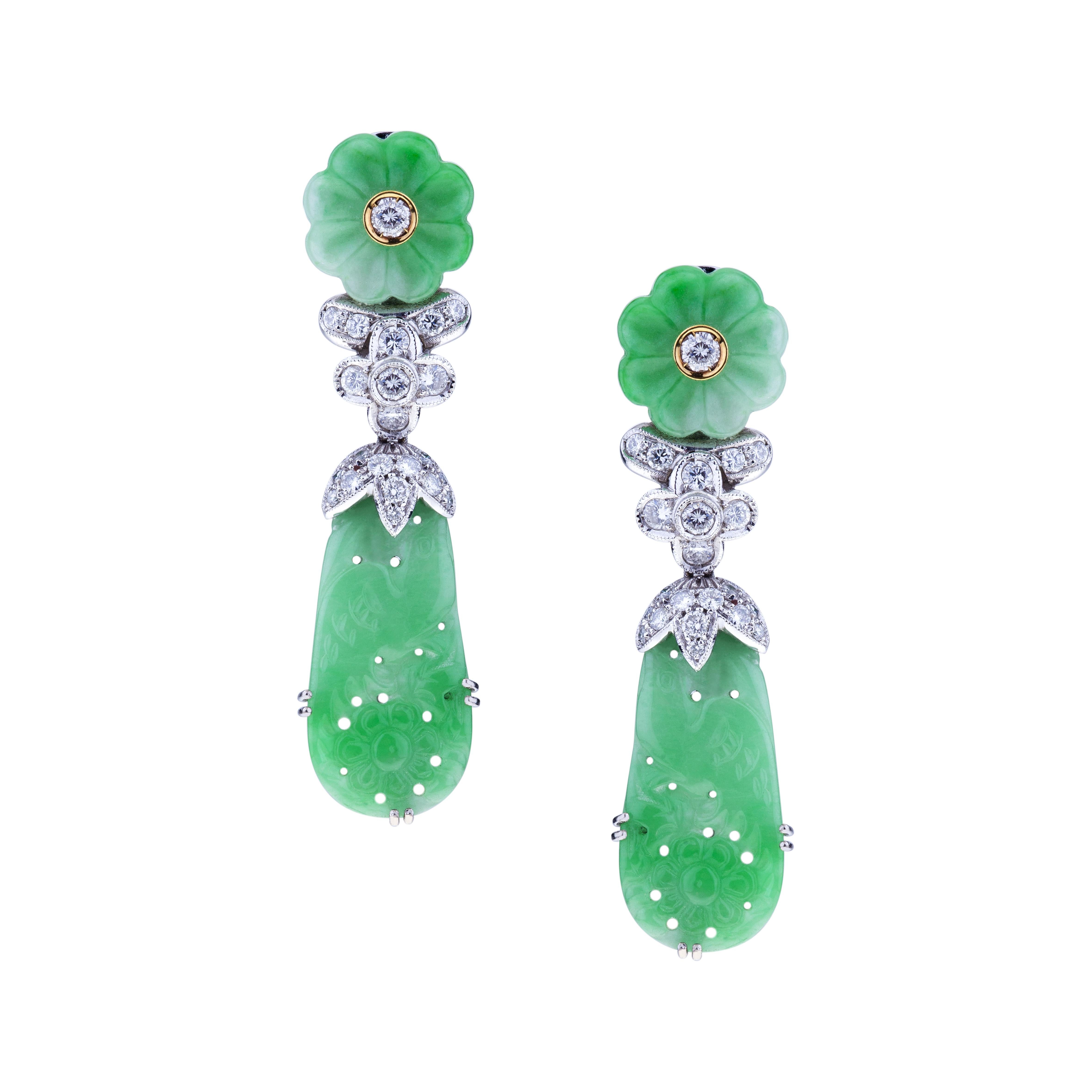 Romain classique Boucles d'oreilles en jade translucide sculpté à la main de haute qualité avec diamants en vente