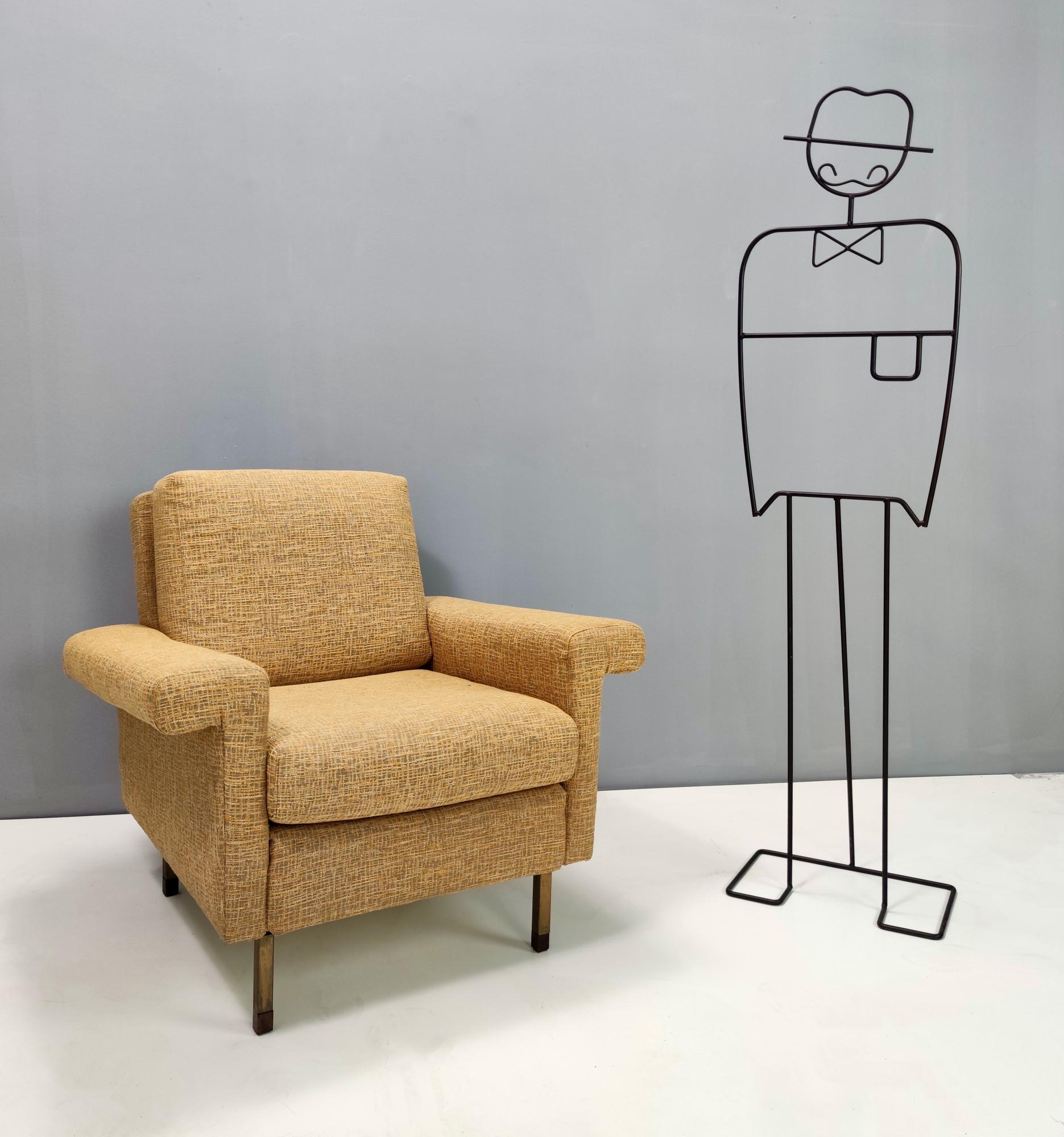 Hergestellt in Italien, 1960er Jahre.
Dieser Sessel wurde kürzlich mit einem hochwertigen goldroten Stoff bezogen und hat Füße aus Holz und lackiertem Eisen.
Es könnte leichte Gebrauchsspuren aufweisen, da es Vintage ist, aber es kann als in sehr