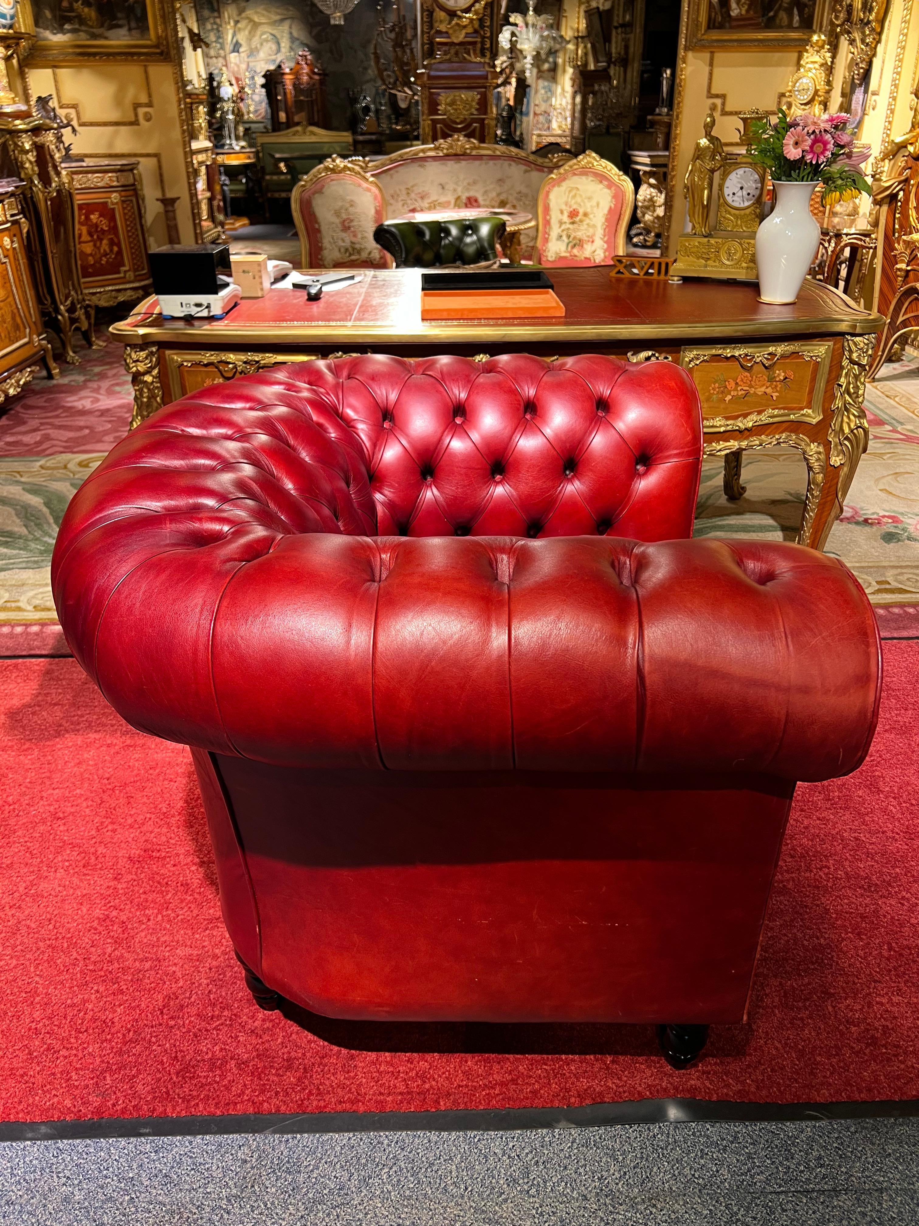 Fauteuil Chesterfield rouge de haute qualité fabriqué par Wilmowski en vente 6