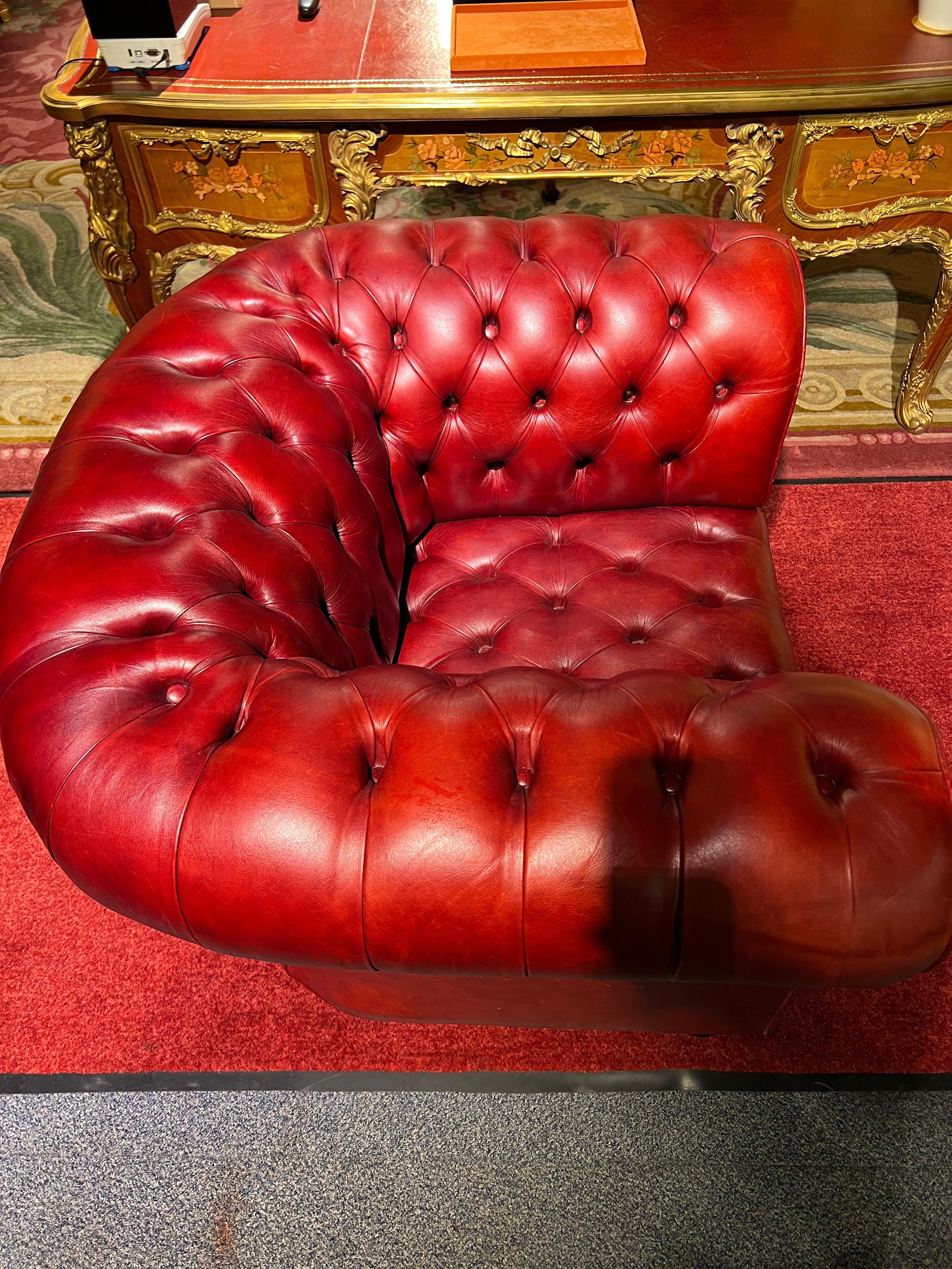 Fauteuil Chesterfield rouge de haute qualité fabriqué par Wilmowski en vente 8