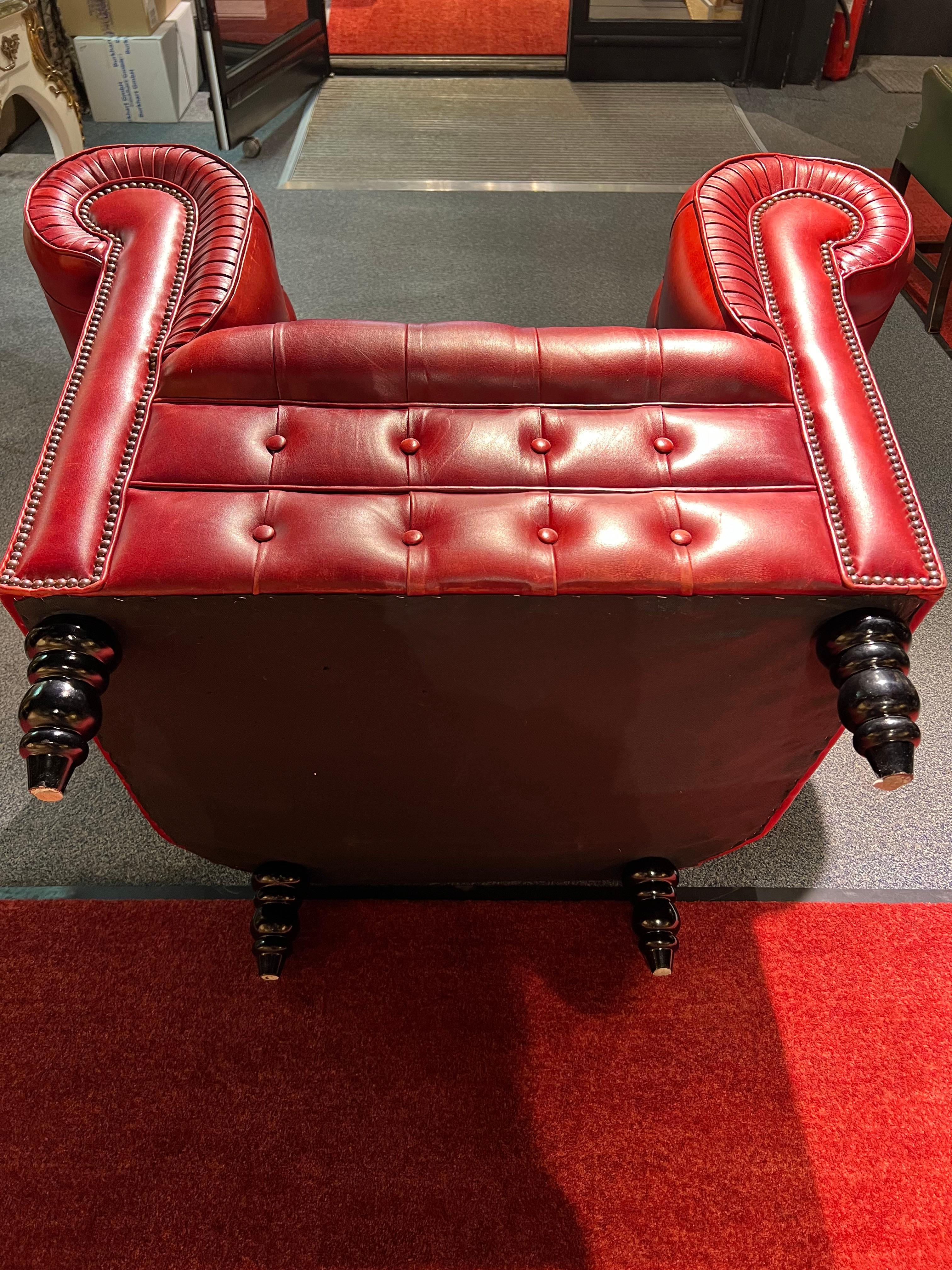 Fauteuil Chesterfield rouge de haute qualité fabriqué par Wilmowski en vente 10