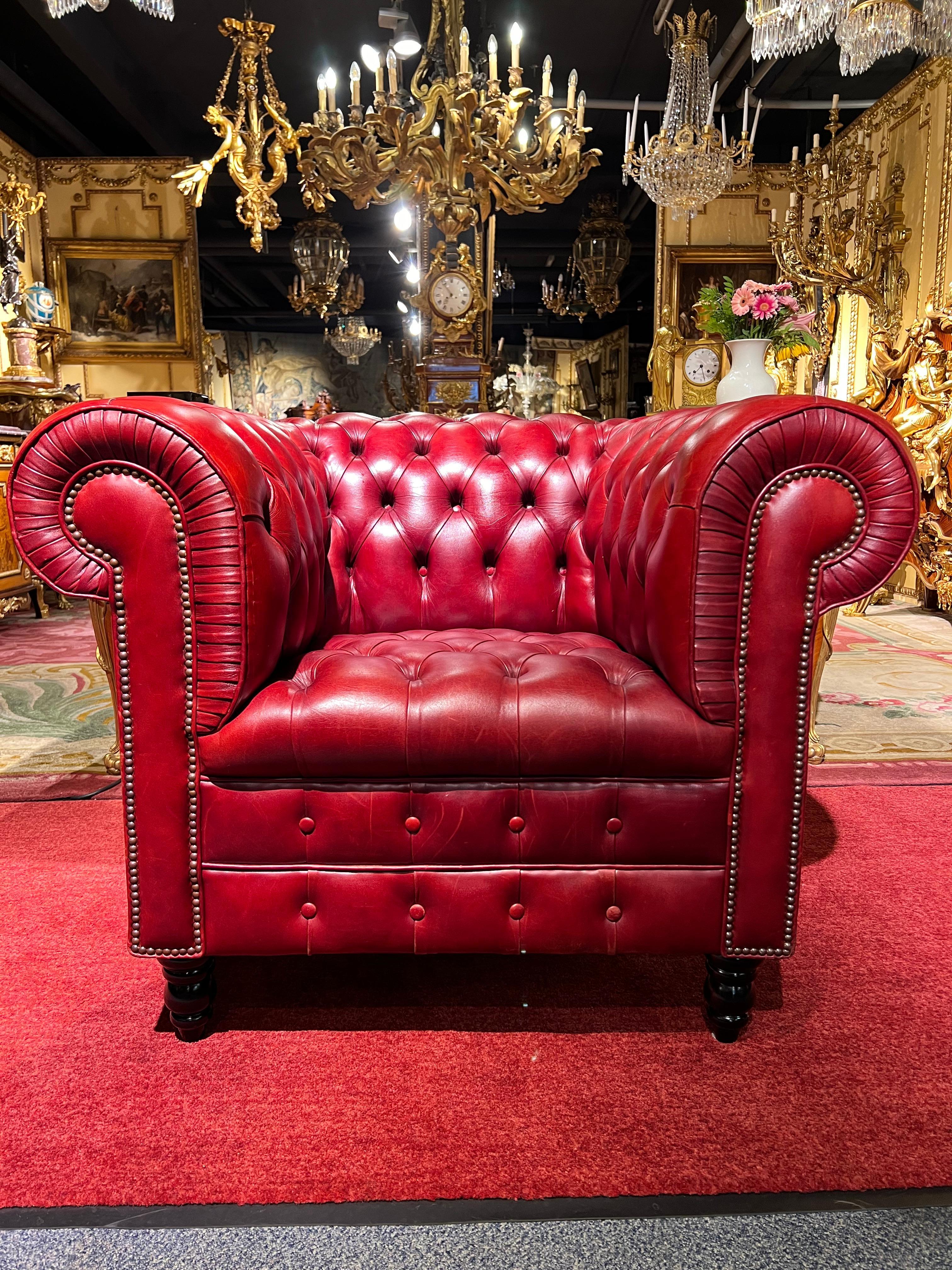 Fauteuil Chesterfield classique Importation d'Angleterre. Idéal pour le bureau ou l'appartement meublé avec style. La chaise est entièrement fabriquée en cuir véritable, sans aucun cuir artificiel, et repose sur un cadre en bois massif. Toutes les