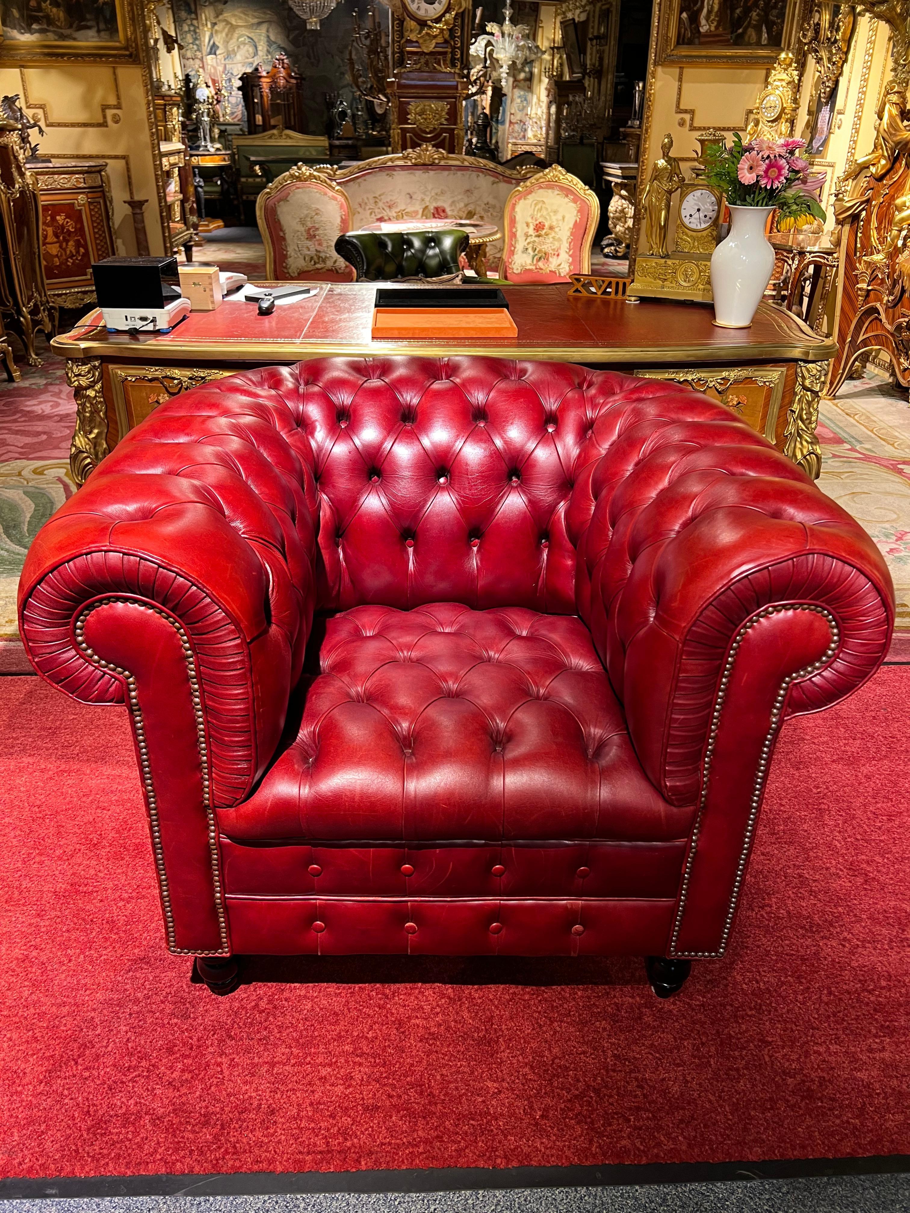 Anglais Fauteuil Chesterfield rouge de haute qualité fabriqué par Wilmowski en vente