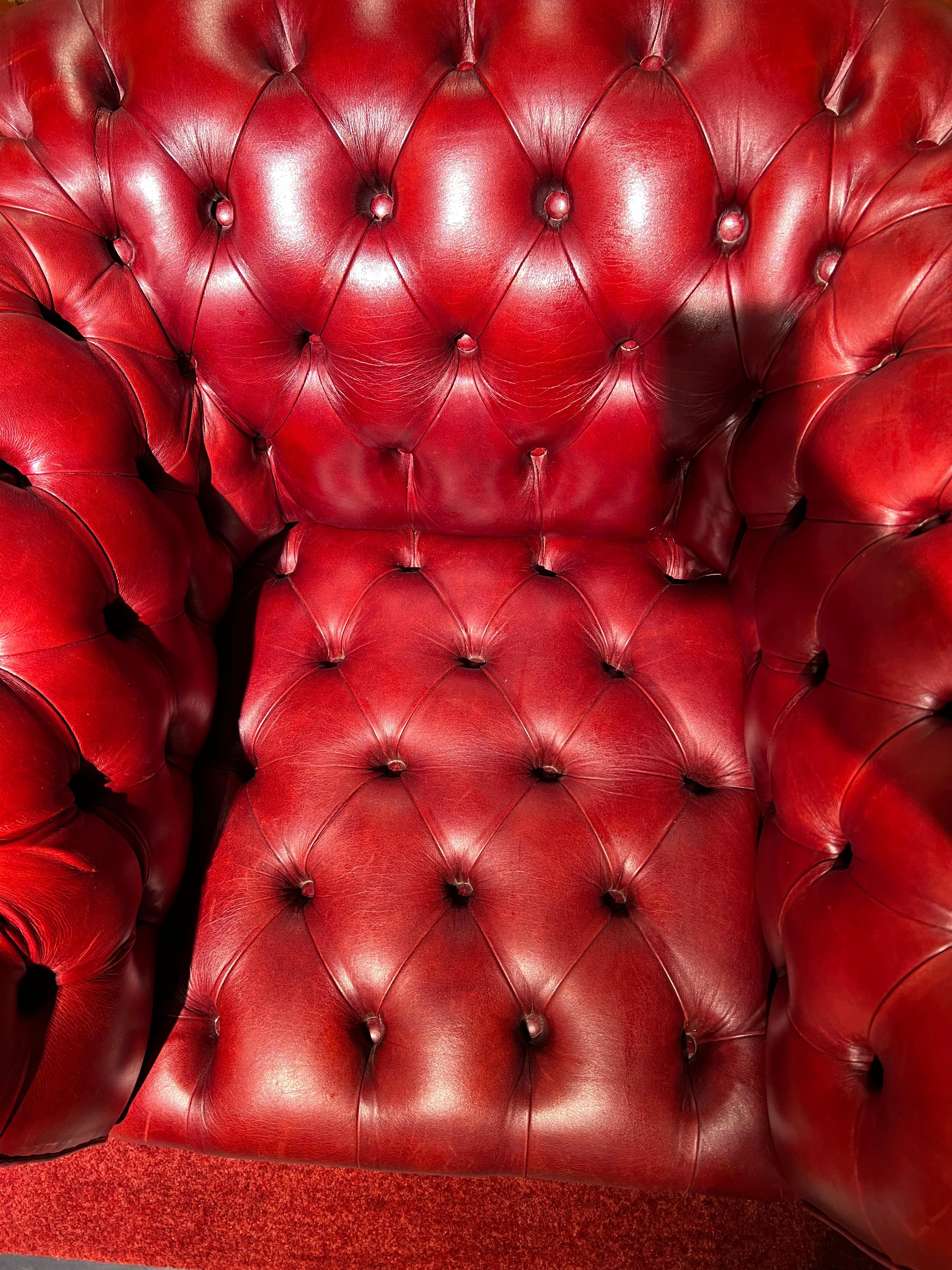 Fauteuil Chesterfield rouge de haute qualité fabriqué par Wilmowski Bon état - En vente à Berlin, DE