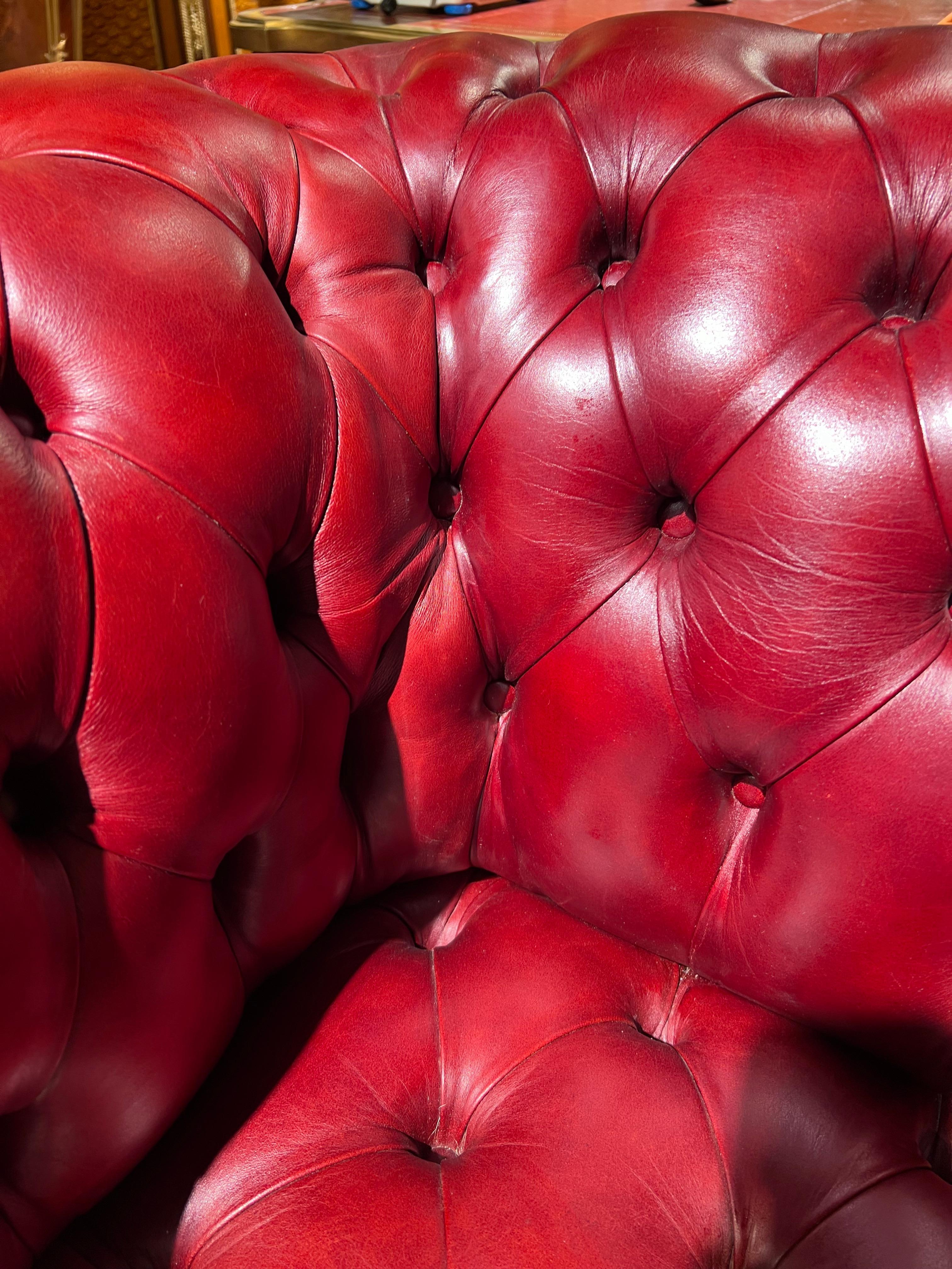 20ième siècle Fauteuil Chesterfield rouge de haute qualité fabriqué par Wilmowski en vente