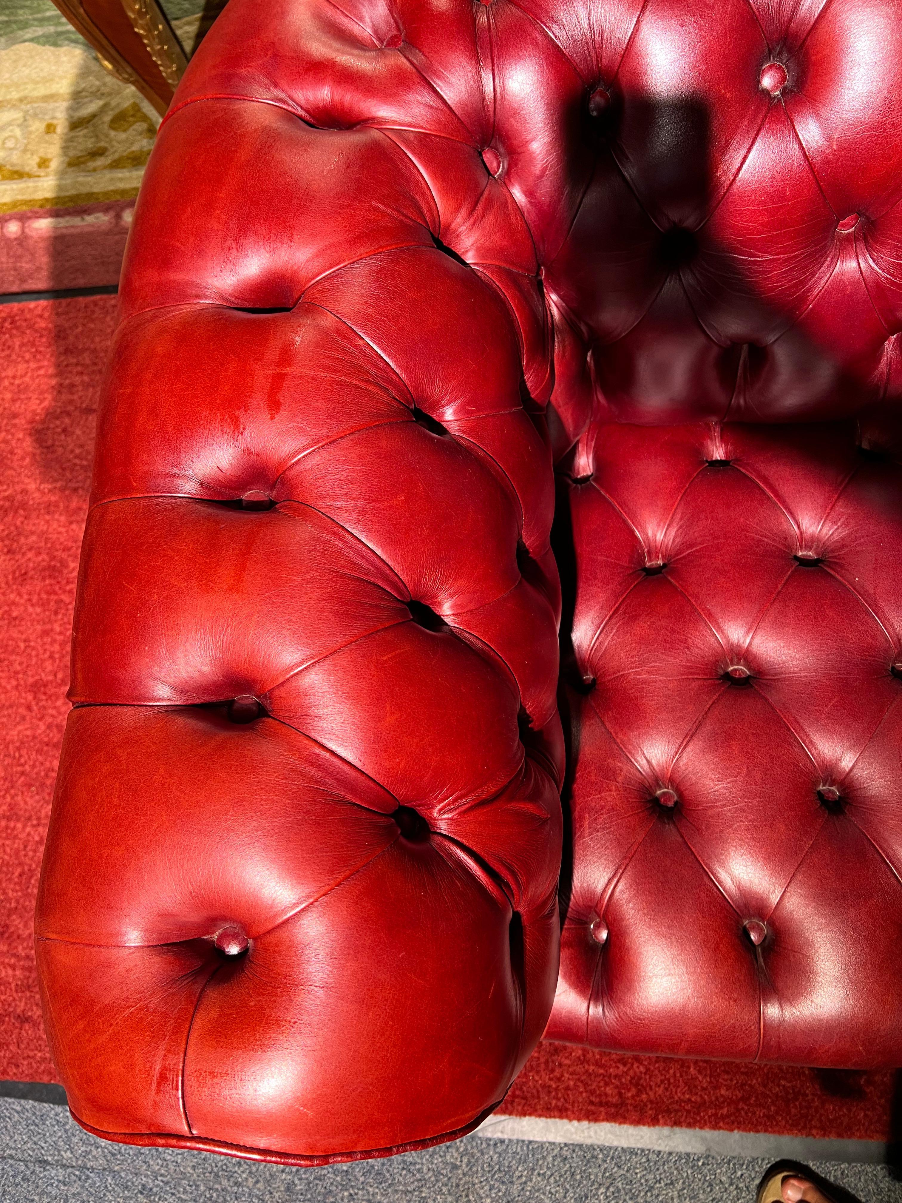 Cuir Fauteuil Chesterfield rouge de haute qualité fabriqué par Wilmowski en vente