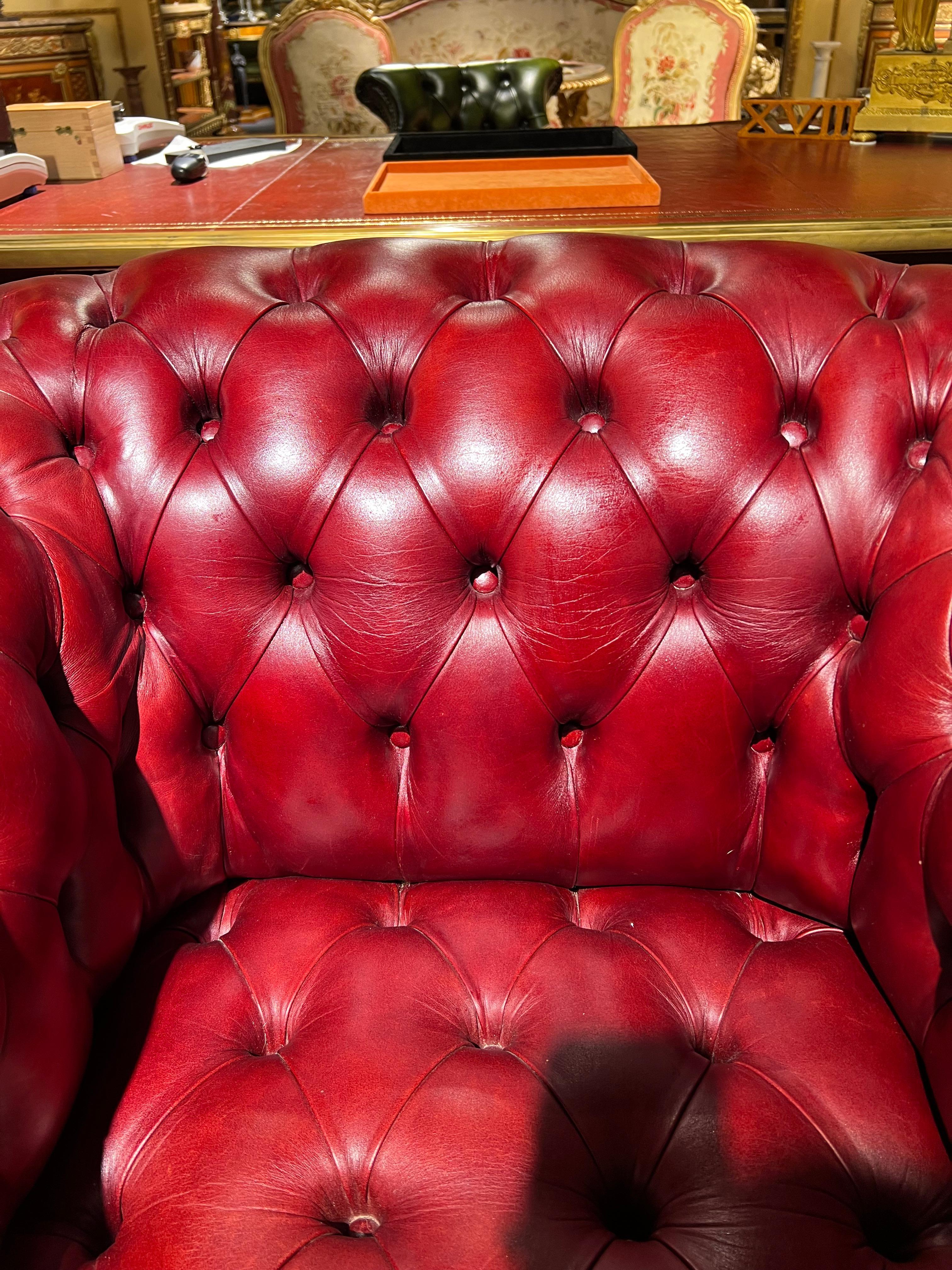 Fauteuil Chesterfield rouge de haute qualité fabriqué par Wilmowski en vente 1