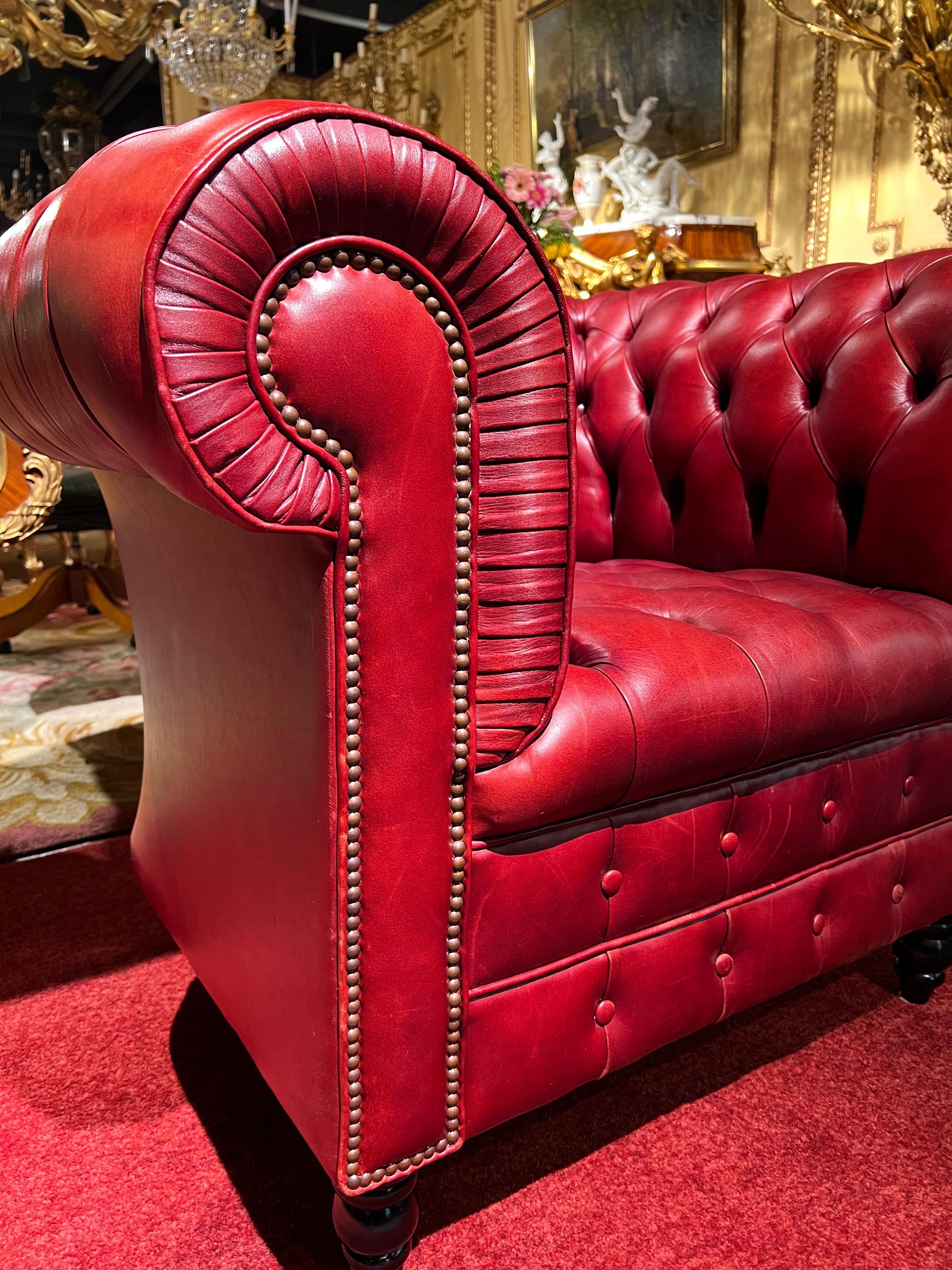Fauteuil Chesterfield rouge de haute qualité fabriqué par Wilmowski en vente 2