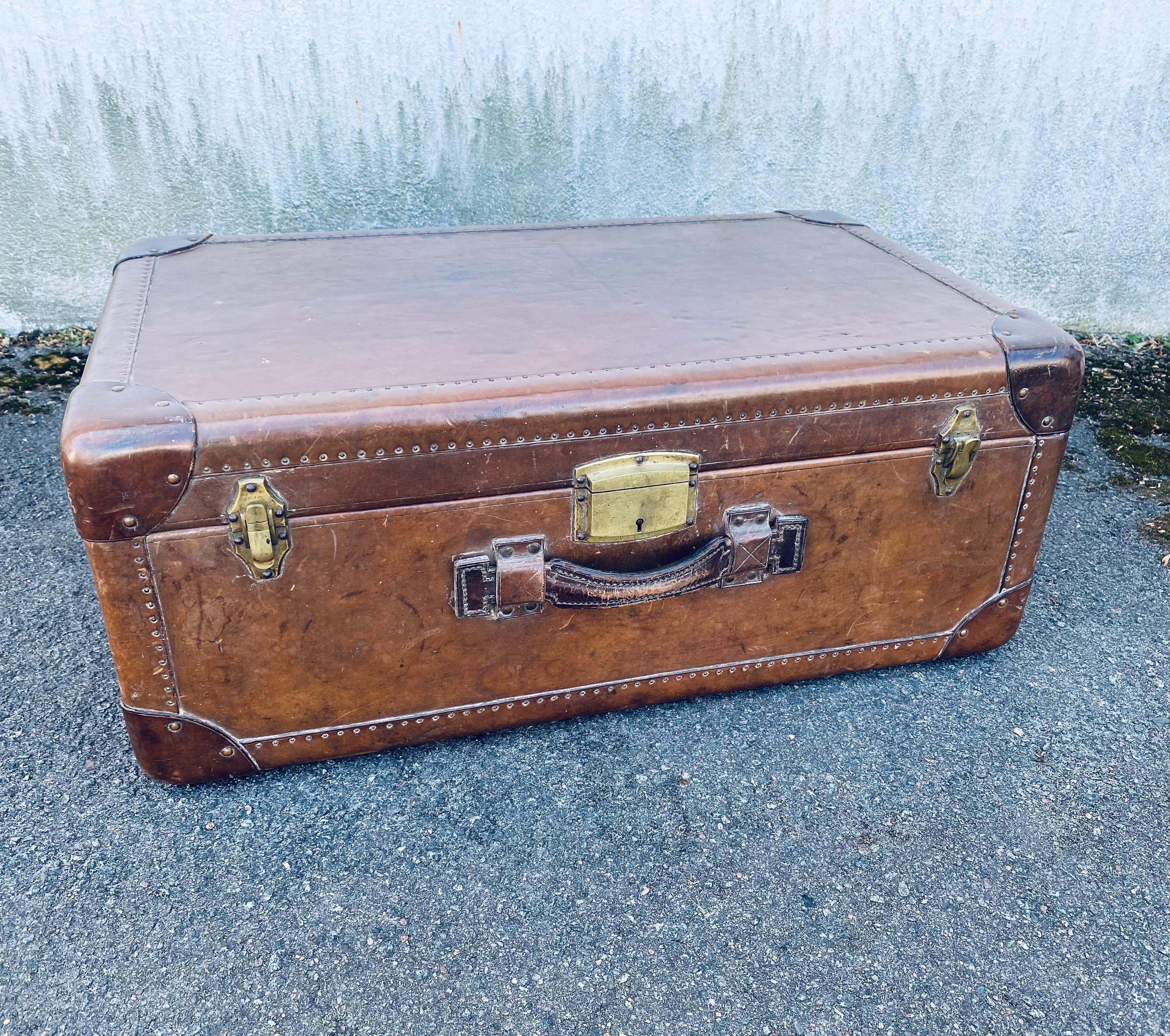 High-quality workmanship, sturdy leather case from M. Würzl & Söhne. The case is covered on the outside with cowhide, which has developed a wonderful patina over the years. The high-quality design is reinforced by the many small brass nails. The
