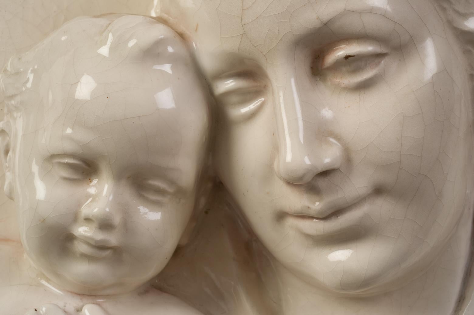  Keramik Madonna mit hohem Relief aus Kind (Ästhetizismus) im Angebot