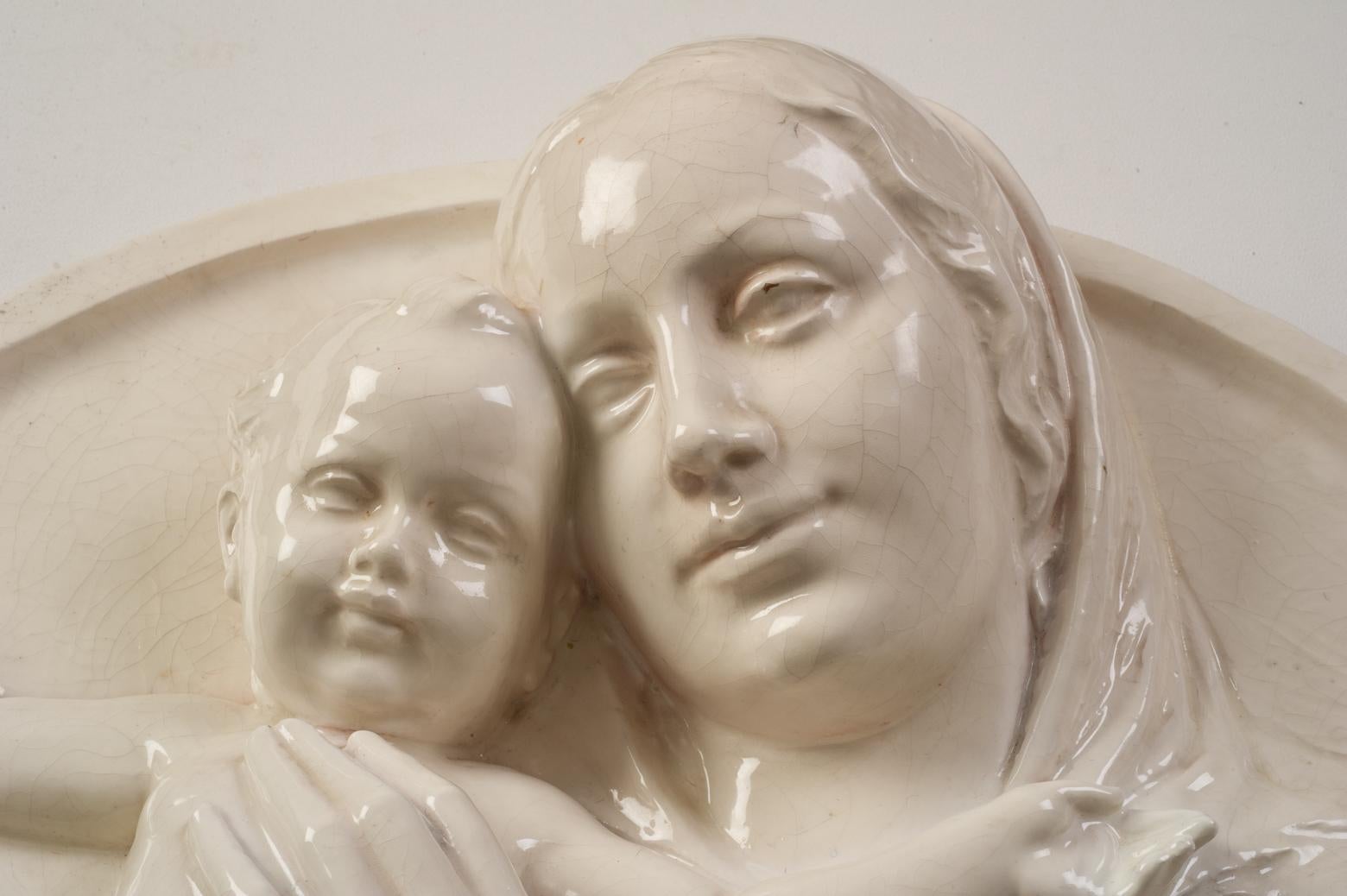  Keramik Madonna mit hohem Relief aus Kind (Italienisch) im Angebot