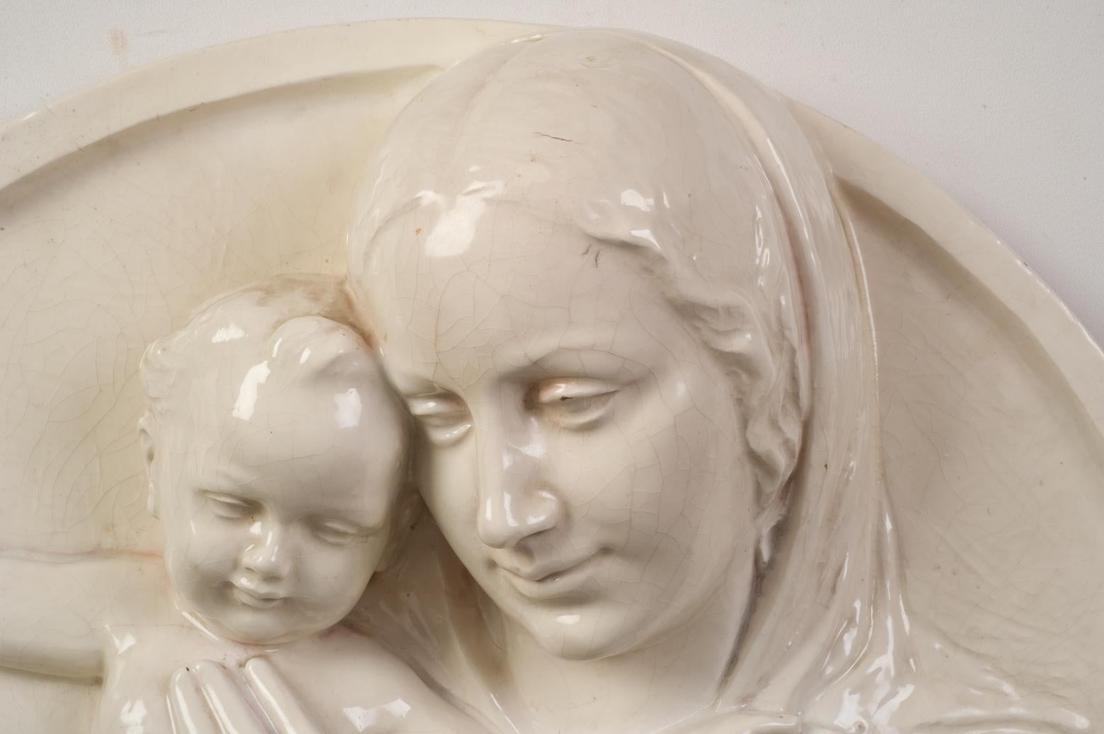  Keramik Madonna mit hohem Relief aus Kind (Handbemalt) im Angebot