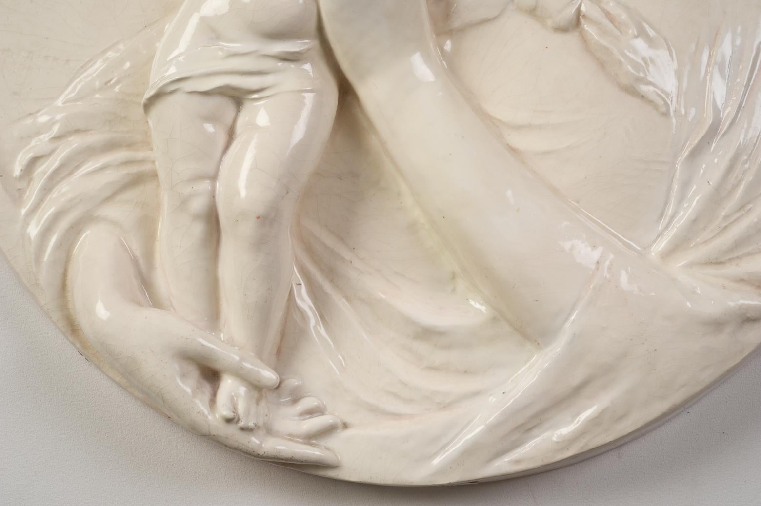  Keramik Madonna mit hohem Relief aus Kind (20. Jahrhundert) im Angebot
