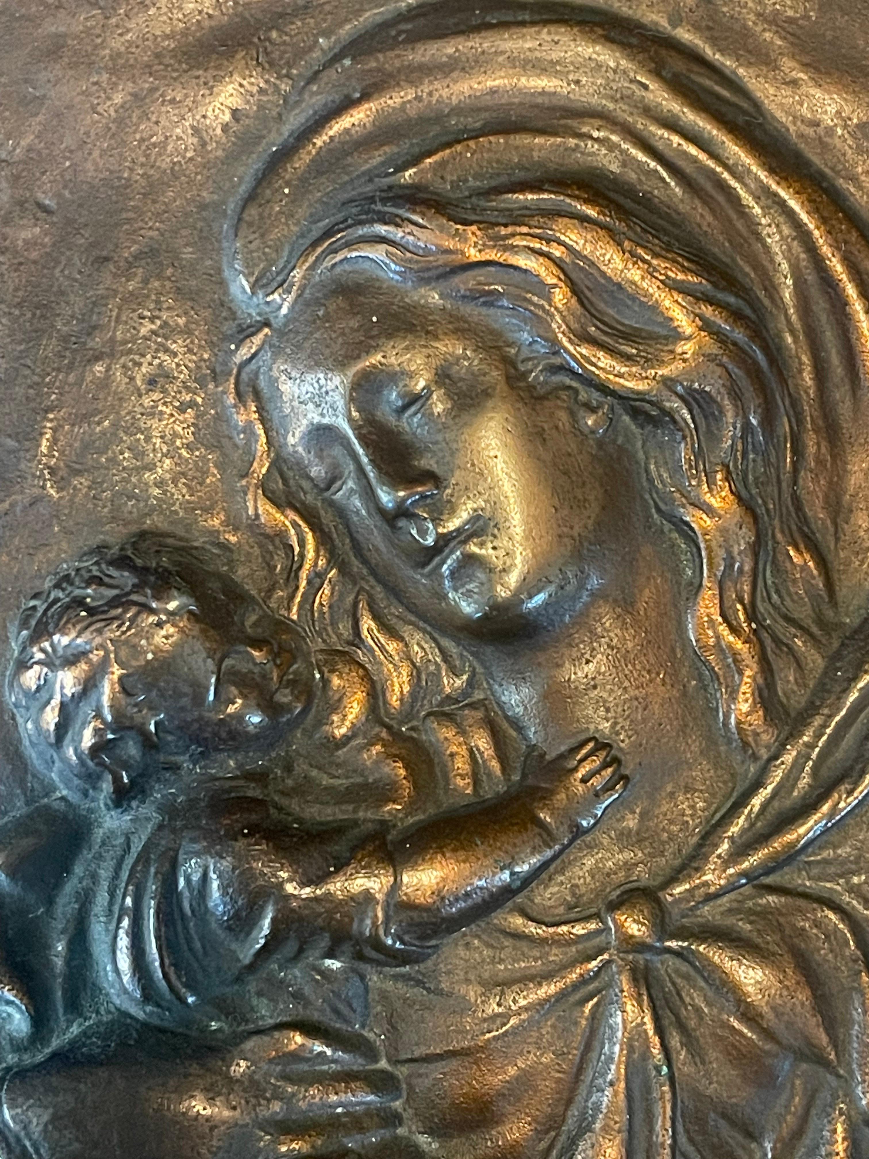 Placa mural de cobre en alto relieve Madonna & Child Estadounidense en venta