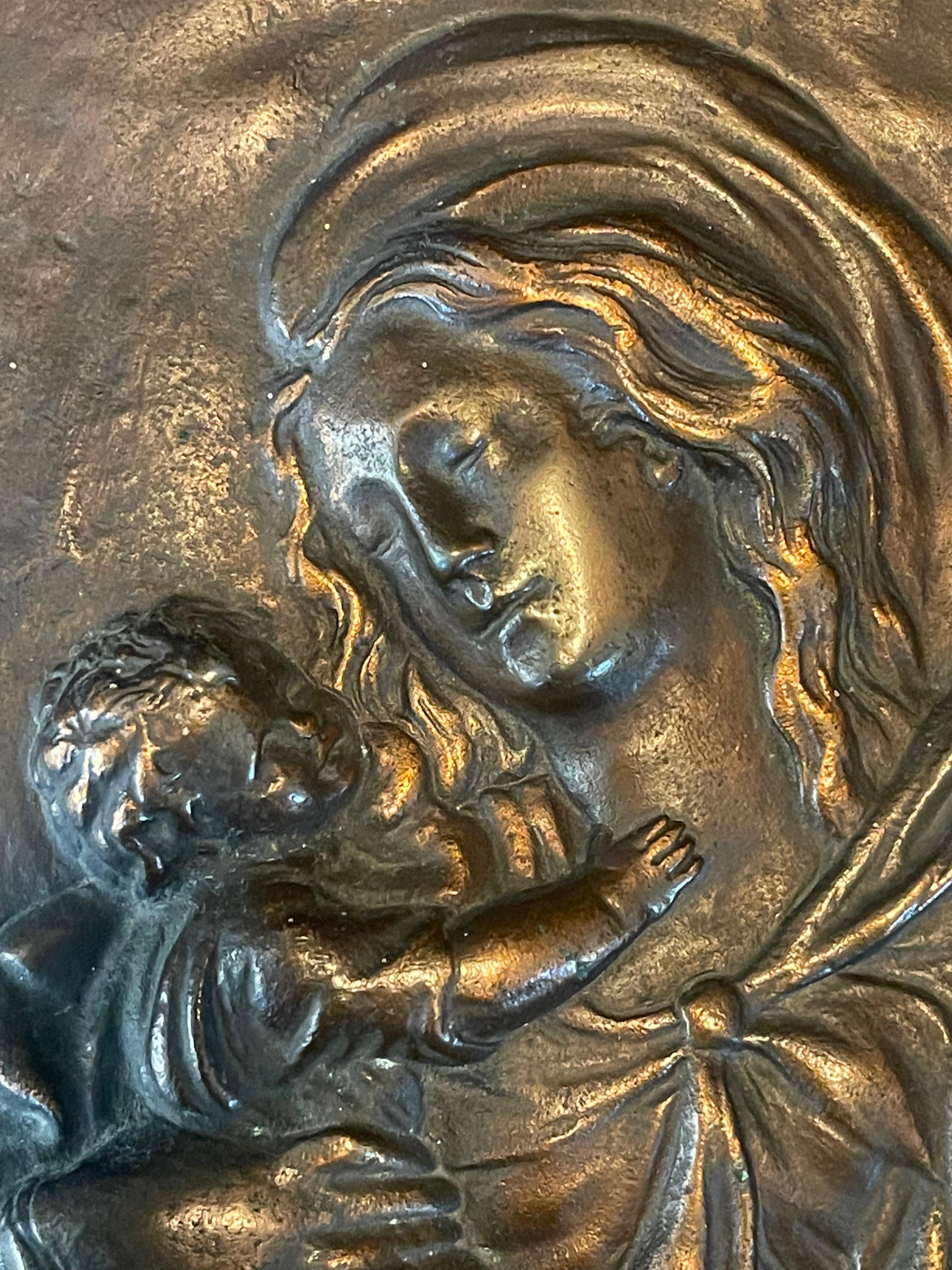 Placa mural de cobre en alto relieve Madonna & Child en Bueno estado para la venta en San Diego, CA