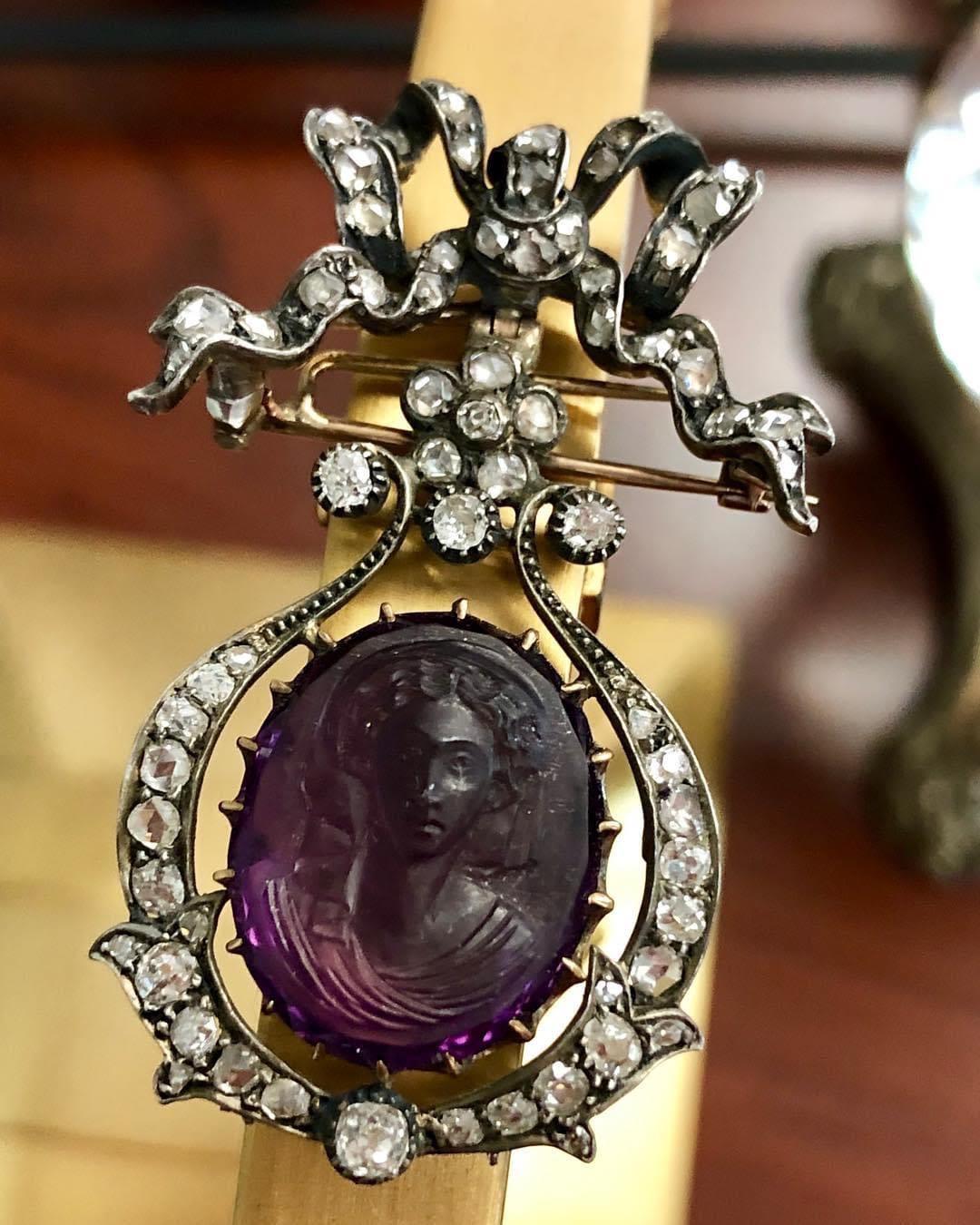 Piezas como éstas trascienden el mero hecho de ser una joya; esto es historia. Fabricado en algún momento entre principios de 1700 y principios de 1800, este broche se ha hecho a mano en plata y oro amarillo de 18 quilates. Está centrado por un