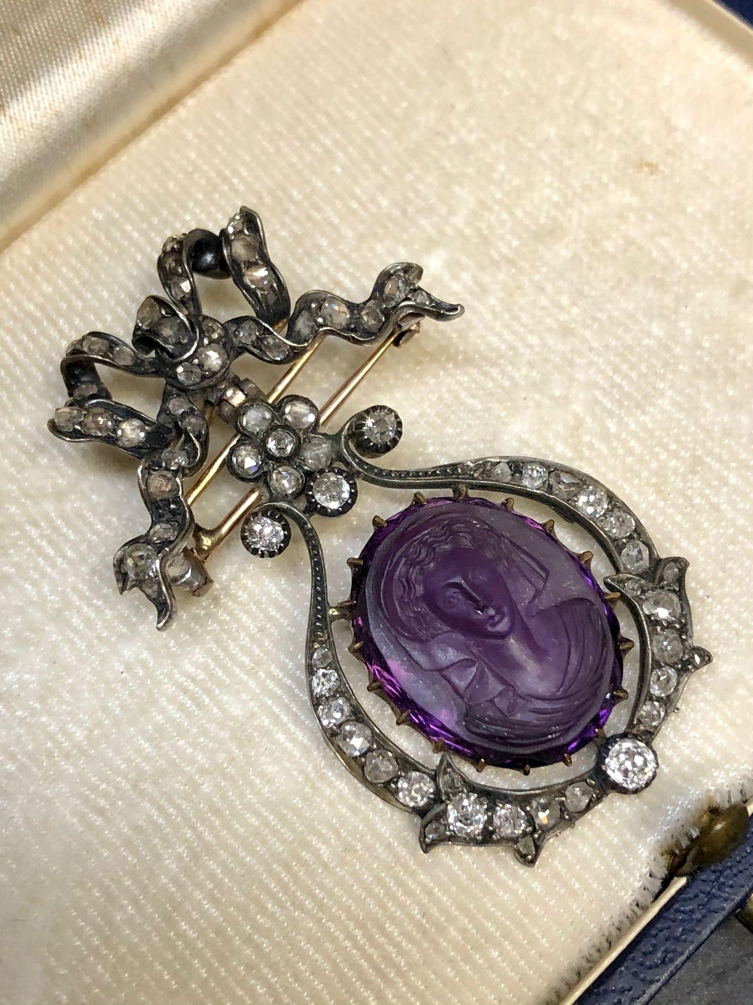 Broche camée géorgienne en haut-relief avec diamants et améthystes en vente 1