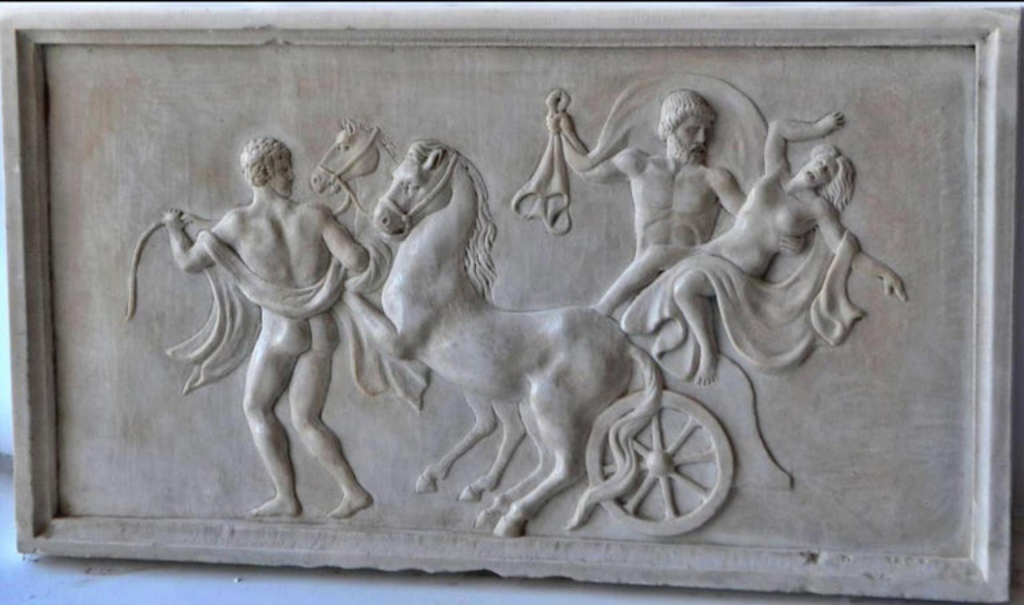 Hochrelief aus weißem Carrara-Marmor, 
Darstellung der Szene der Vergewaltigung der Proserpina durch den Gott Pluto. 
Abmessungen: 83 x 46 x 5 cm. 
Gewicht kg 50
Sehr guter Zustand.