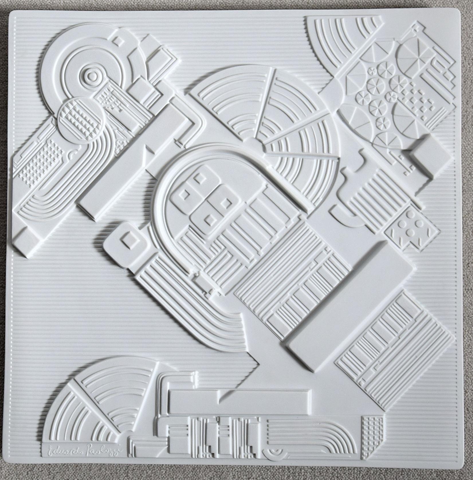 Porcelain wall sculpture or plaque in high relief by Pop Art Pioneer Eduardo Paolozzi. Produced by Rosenthal Studio Line in 1978 in a limited edition of 3,000 of which this is number 141. The Jahres teller/year plates series consisted of an annual